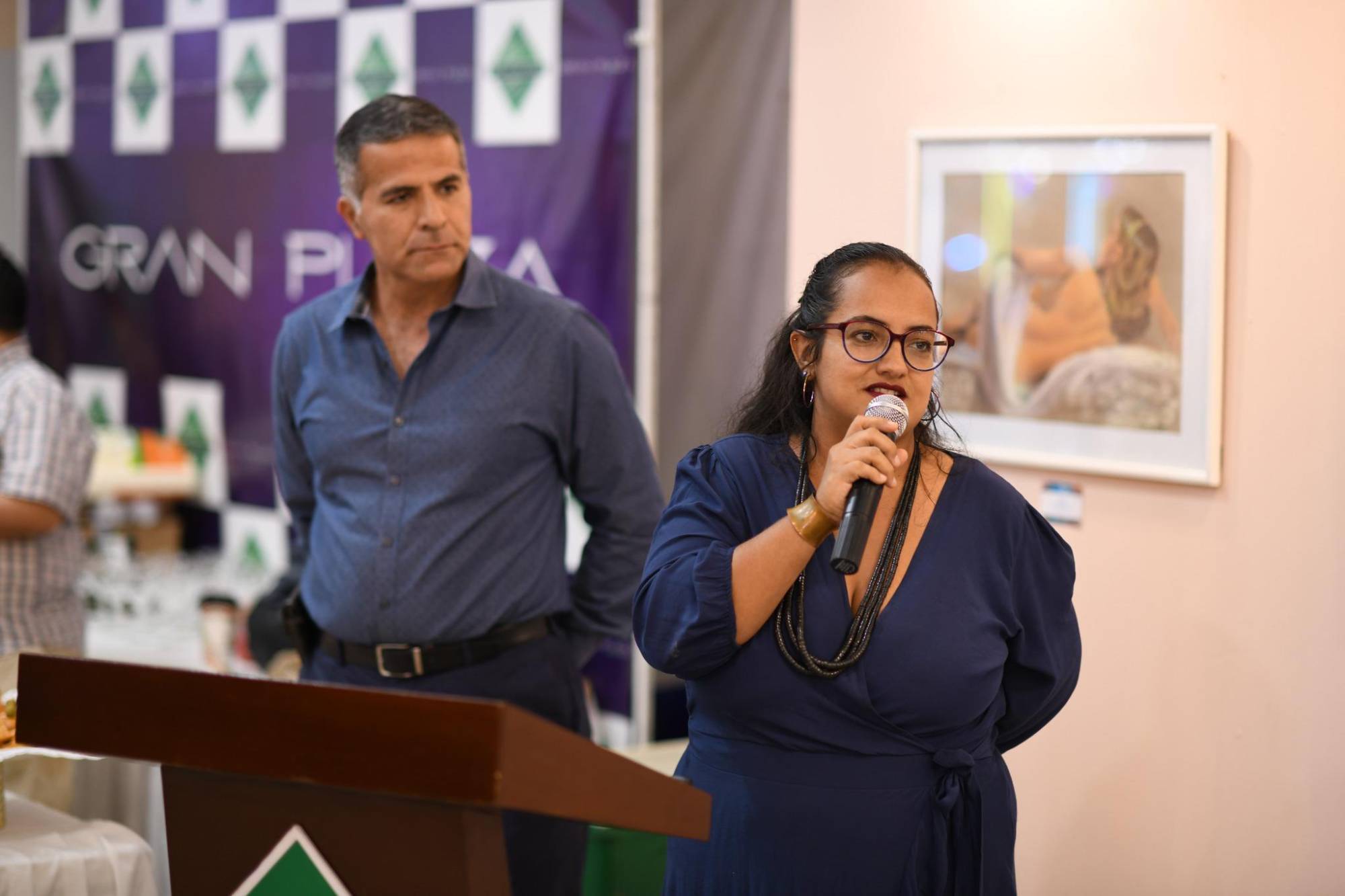 $!Israel Sandoval, gerente general de Gran Plaza, acompaña a Marysol Galván, quien expresó unas palabras a las presentes.