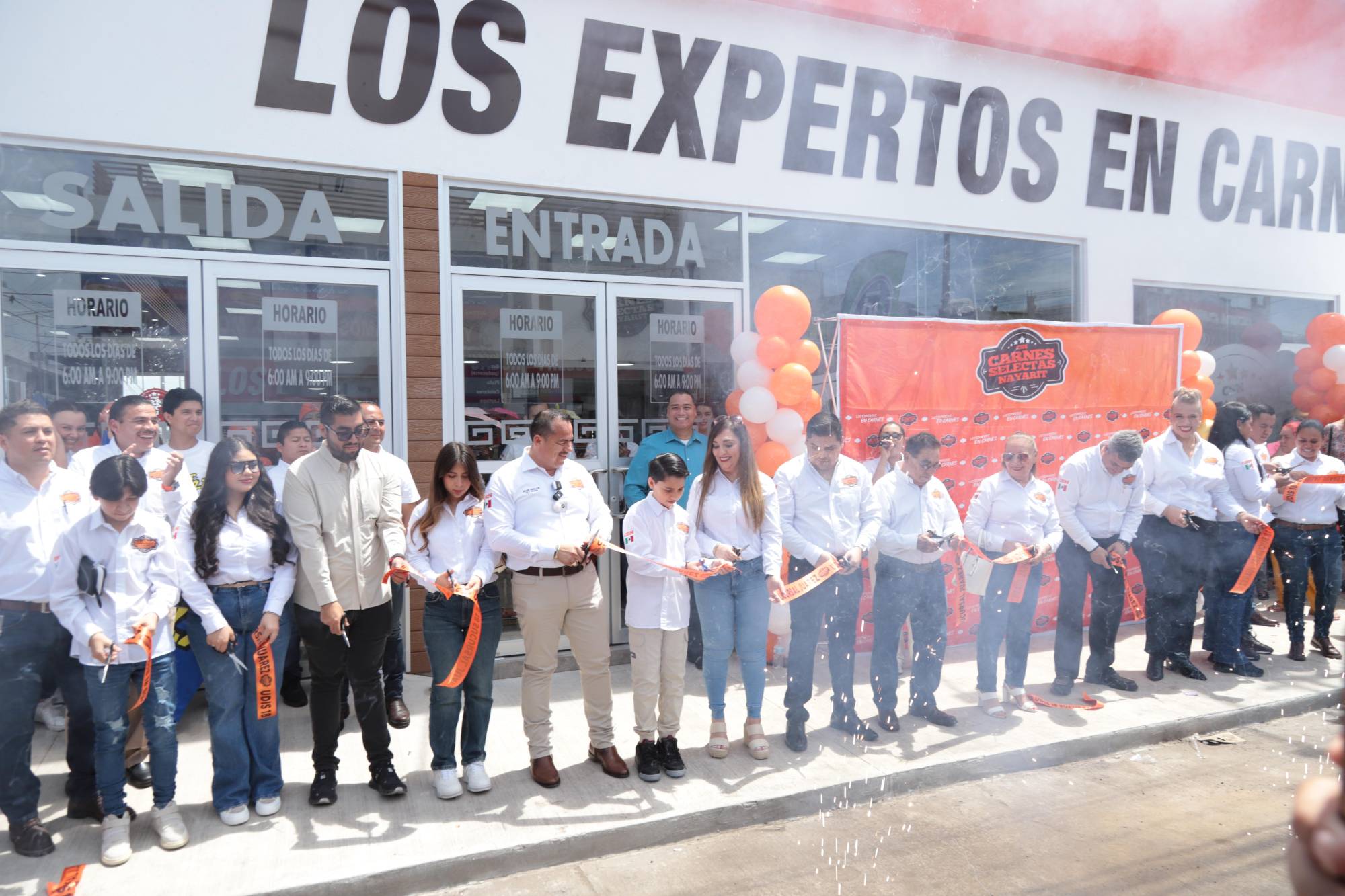 $!Julián Aguillón Bonilla, CEO y fundador de Carnes Selectas Nayarit, acompañado de familiares y directivos realizó el tradicional corte del listón Inaugural.