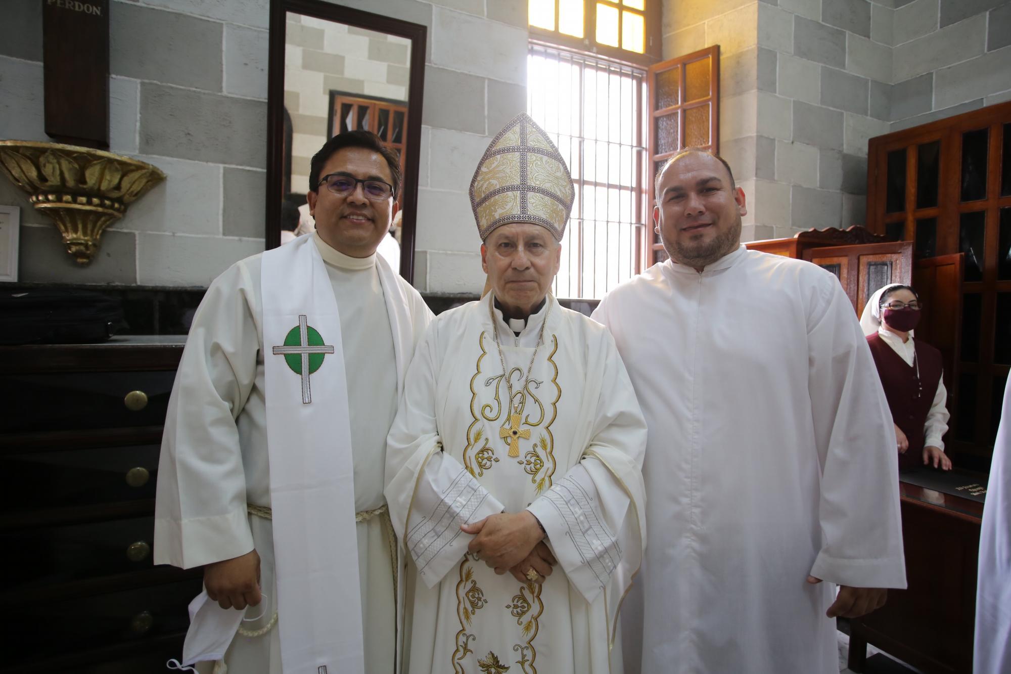 $!El Obispo Mario Espinosa Contreras entre los Padres Daniel Arellano y Adán Pazos, quienes también festejaron sus 11 y 6 años, respectivamente, de sacerdocio.
