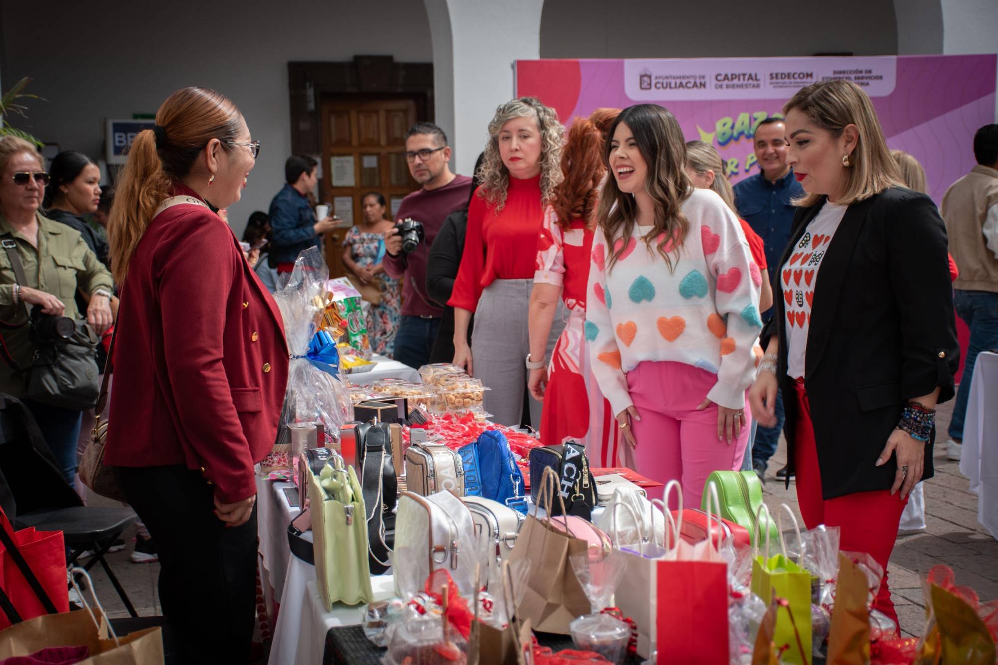 $!Reúne Ayuntamiento a emprendedoras locales en bazar ‘Con Amor por Culiacán’ este Día de San Valentín