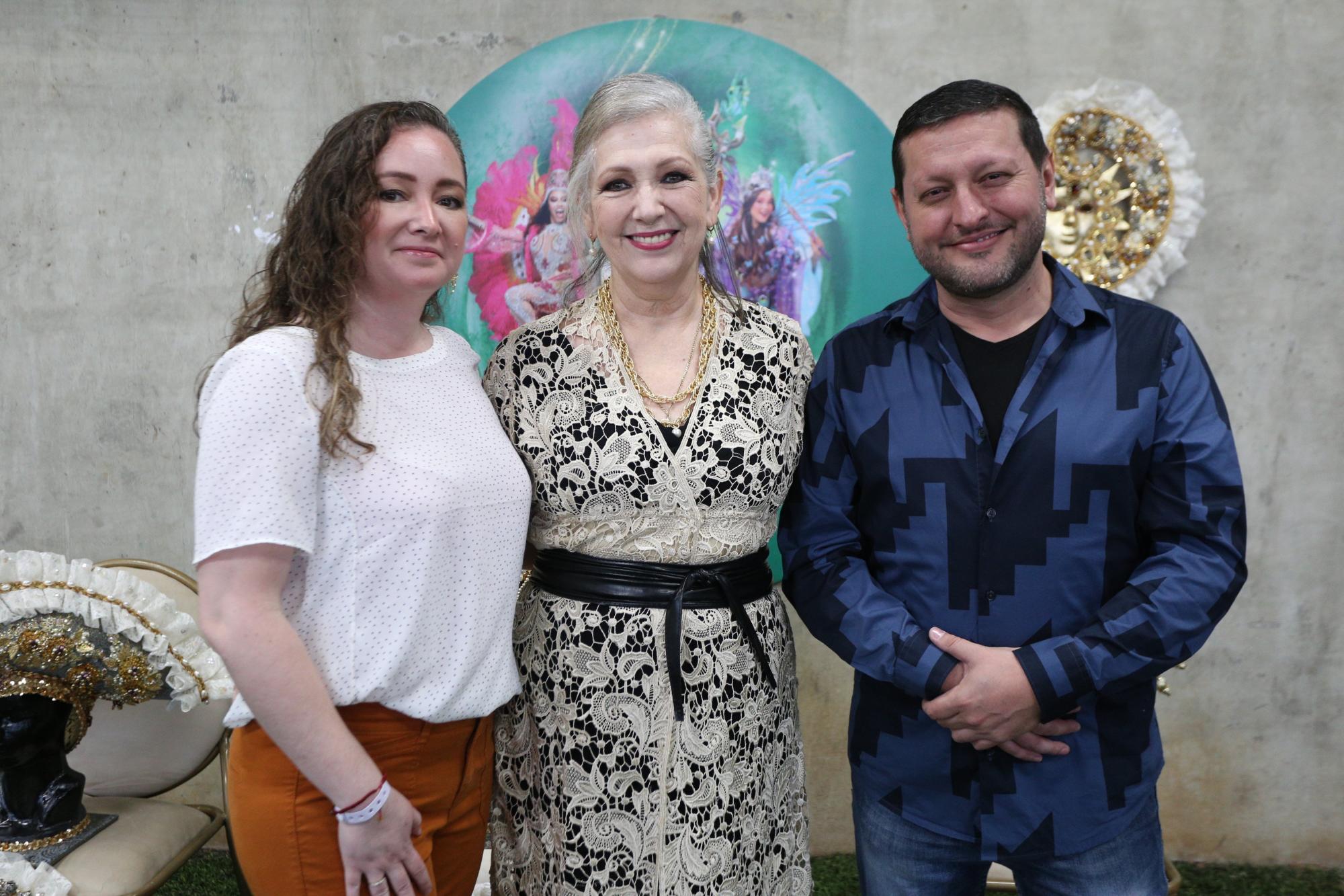 $!María Guadalupe Elorriaga, Reina de los Juegos Florales de 1973, y homenajeada en esta edición por sus 50 años de reinado, entre sus hijos, Anais y Ernesto Ledesma Elorriaga.