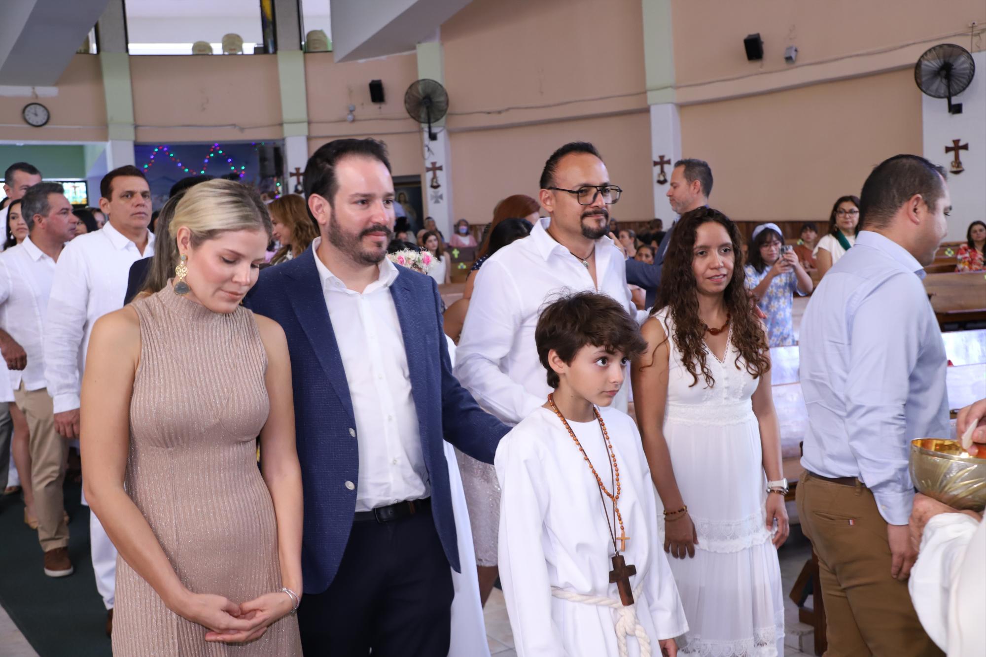 $!Emiliano Hernández entre sus padrinos, natalia García de Velarde, Ricardo Velarde, Gamaliel Hernández y Érika Hernández.