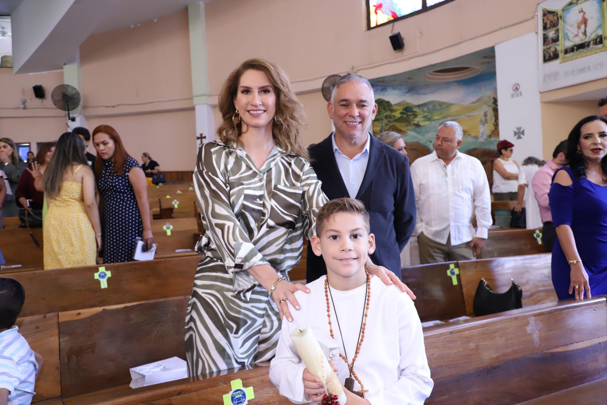 $!Javier Díaz entre sus padrinos Patricia Díaz de Llausás y Rodrigo Llausás Azcona.