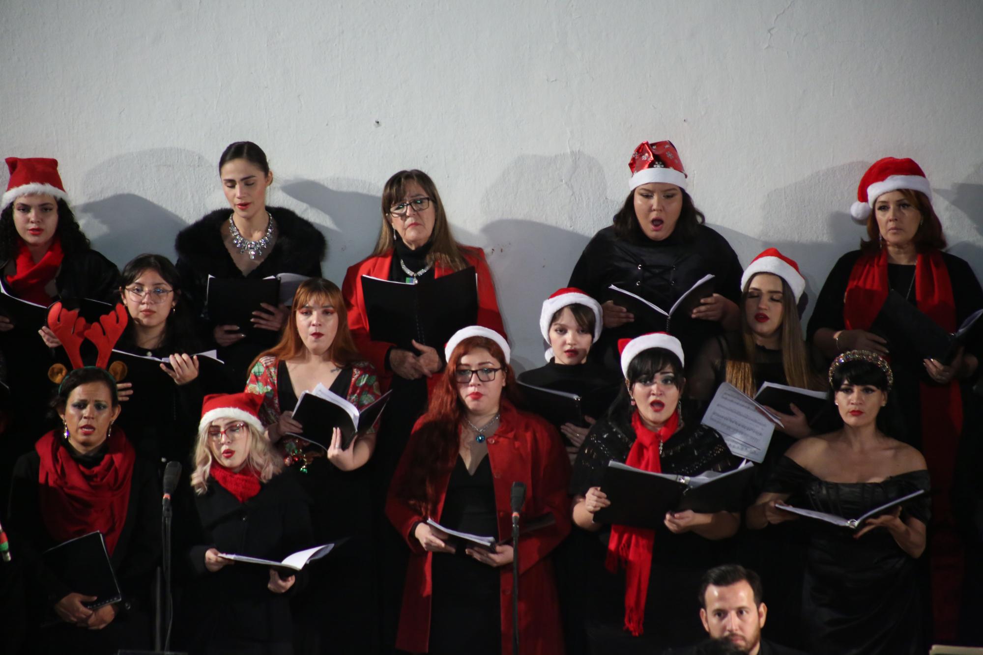 $!El Coro de Ópera que dirige Marco Antonio Rodríguez participó en el concierto.