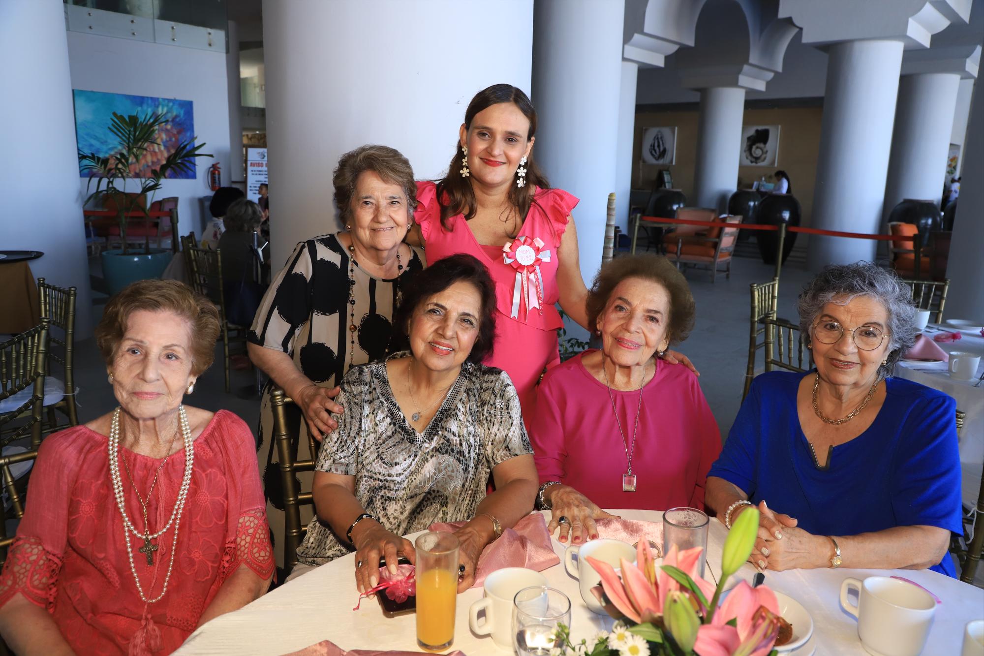 $!Artemisa Manjarrez de González, Cecilia, Edelmira Lizárraga, Leticia de Millán, Judith de Vega y Toyota de Gastélum.