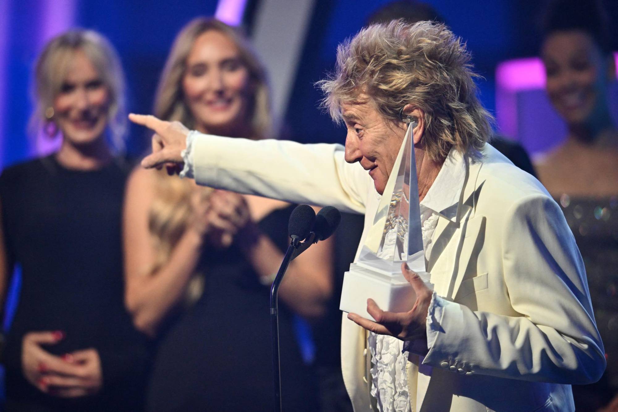 $!Rod Stewart recibe un premio a la trayectoria.