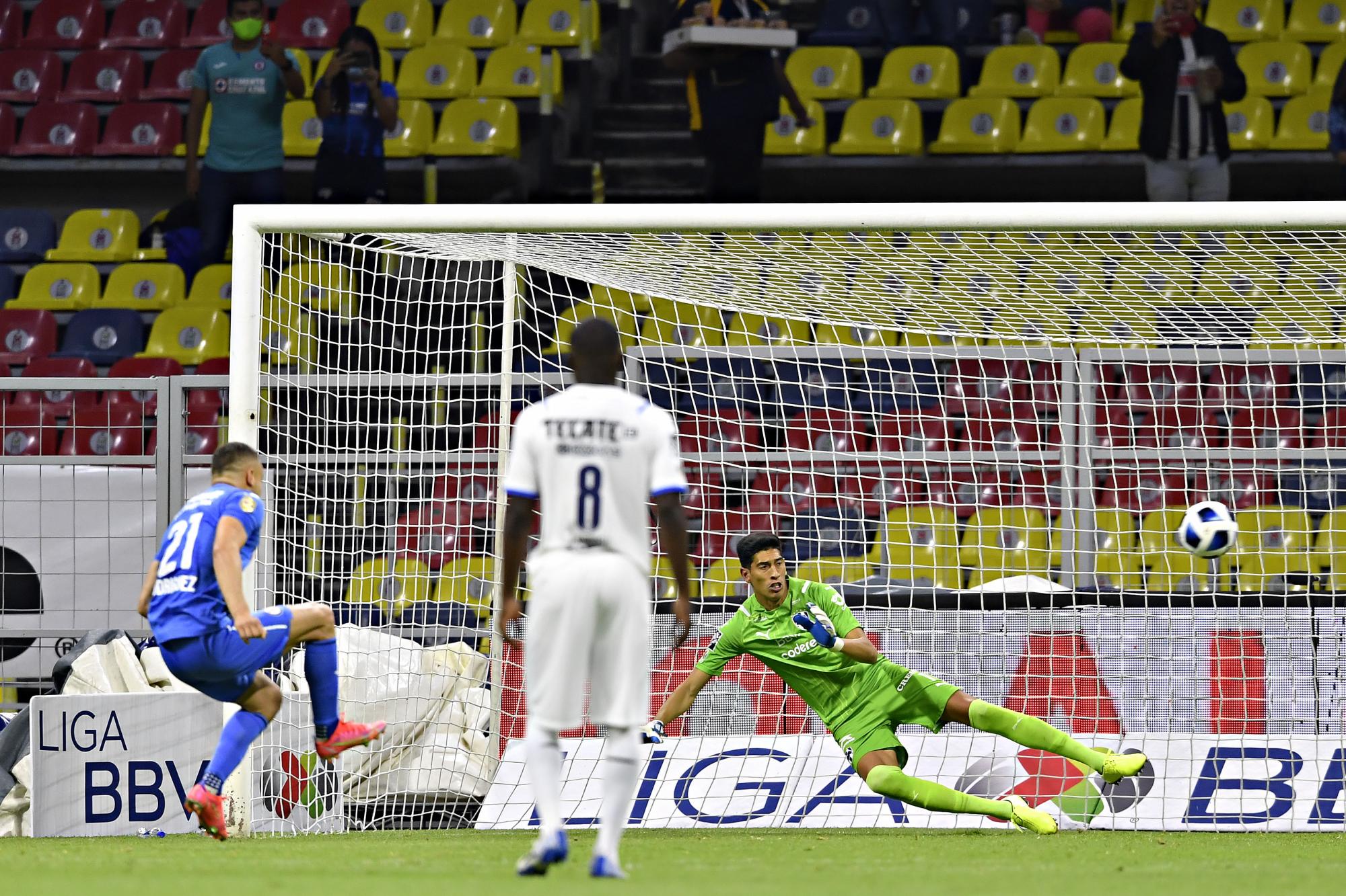 $!Cruz Azul y Monterrey tienen empate sobre la hora