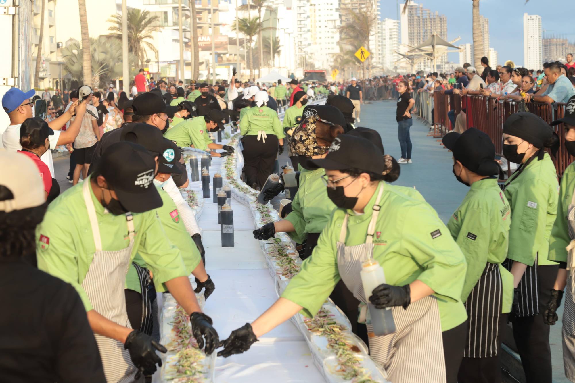 $!Más de 300 chefs en el malecón elaboraron el platillo.