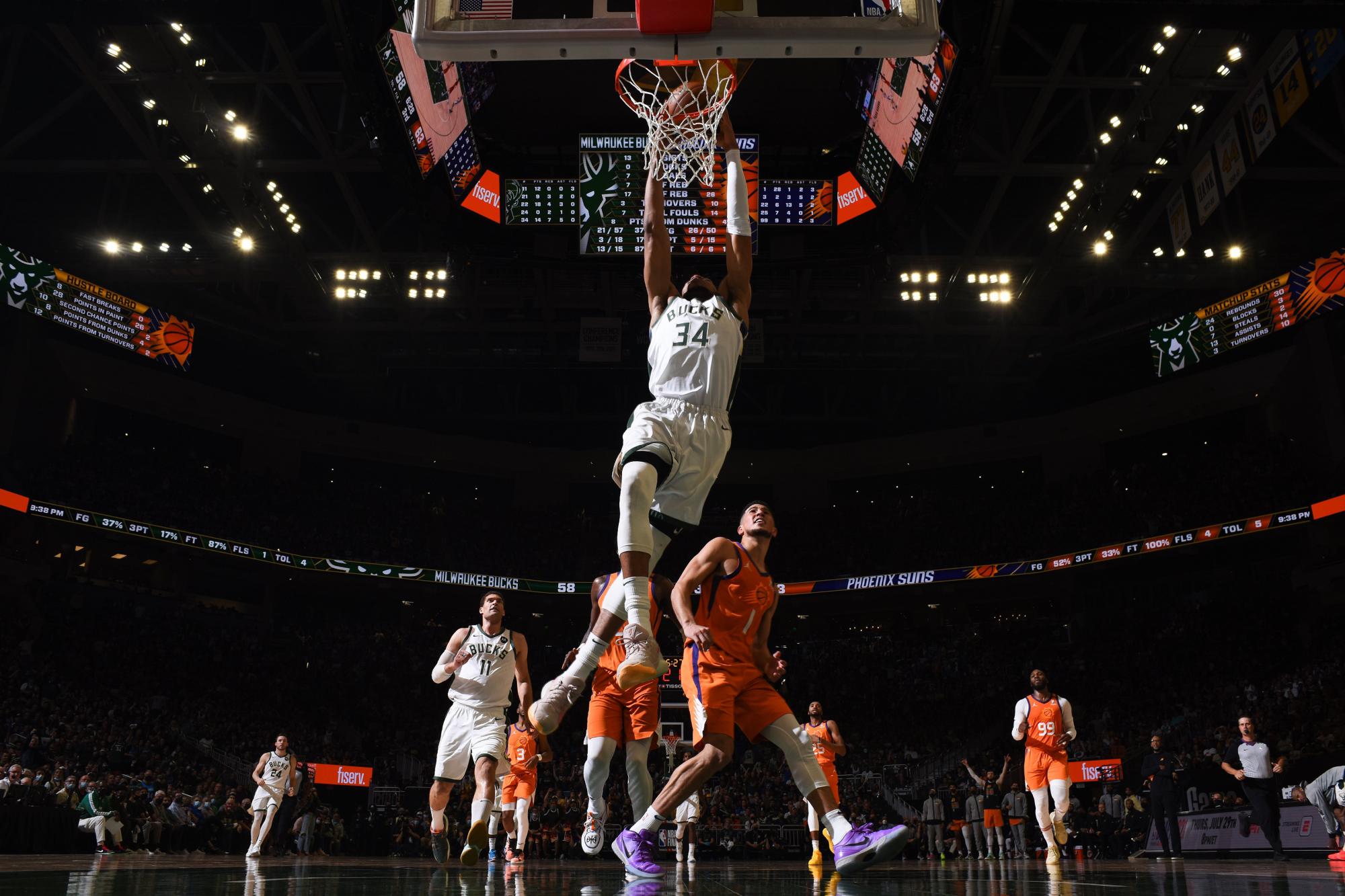 $!Milwaukee Bucks se lleva la batalla y se empatan las Finales NBA