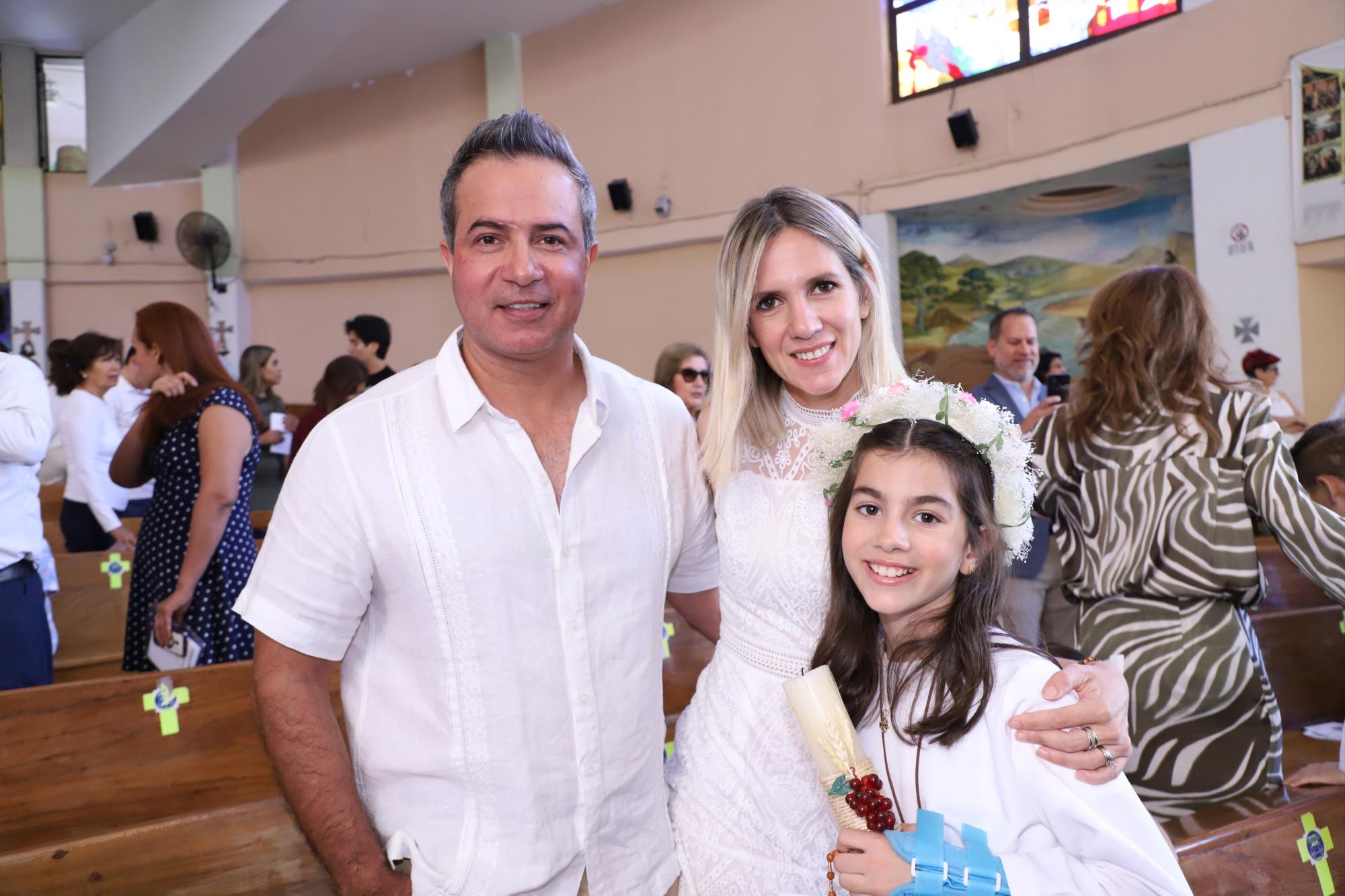 $!Érick Mandujano y Lucía González con su ahijada Julia Díaz.