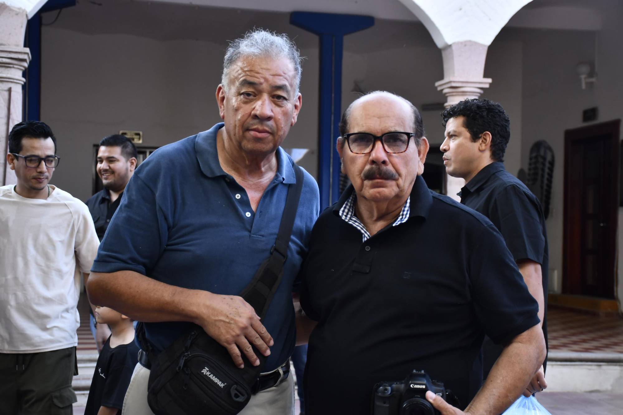 $!Fredi Arturo Sobampo Báez con el homenajeado.