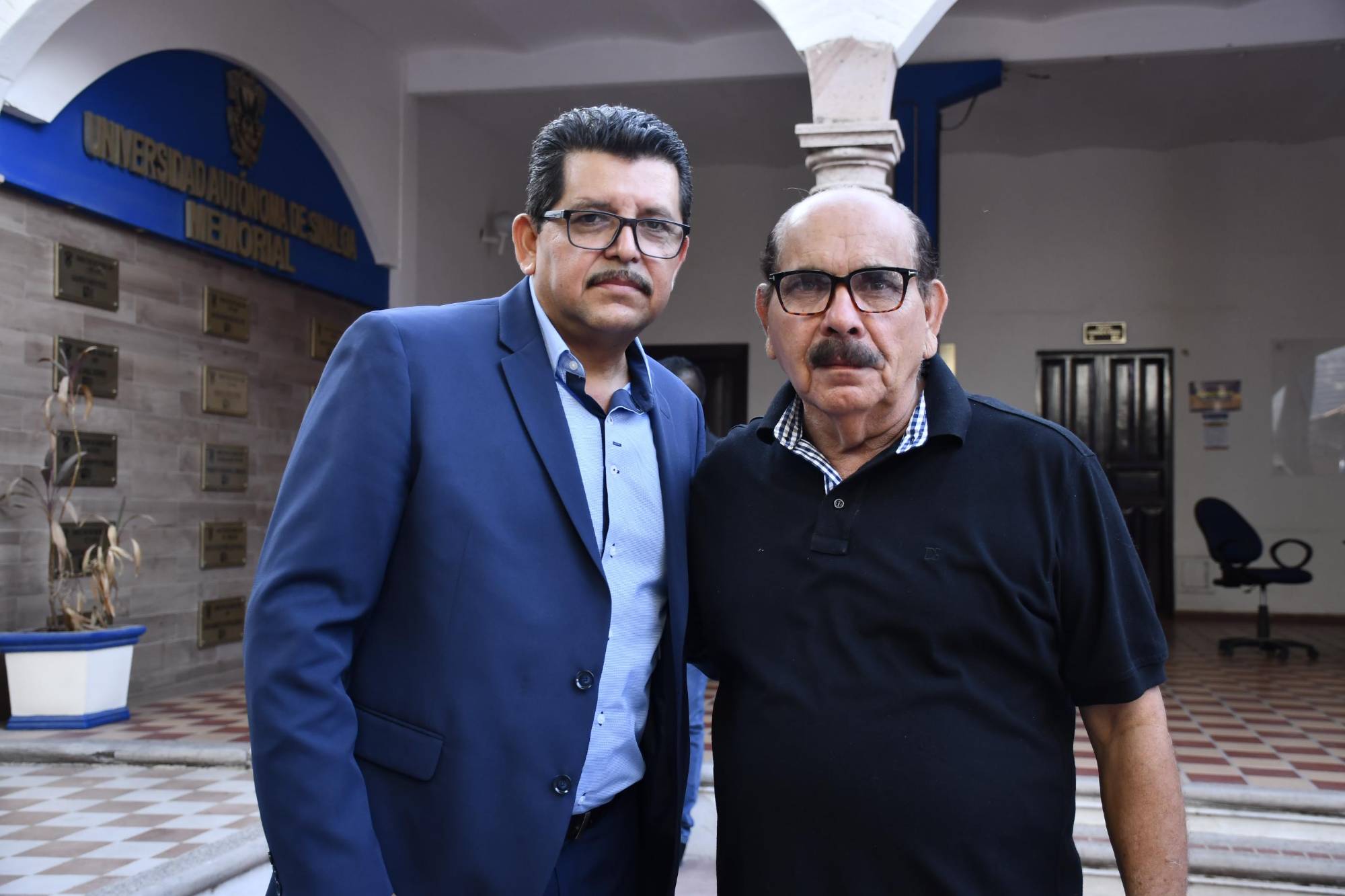 $!El director del documental José Ángel Astorga con su protagonista, Alejandro Escobar.