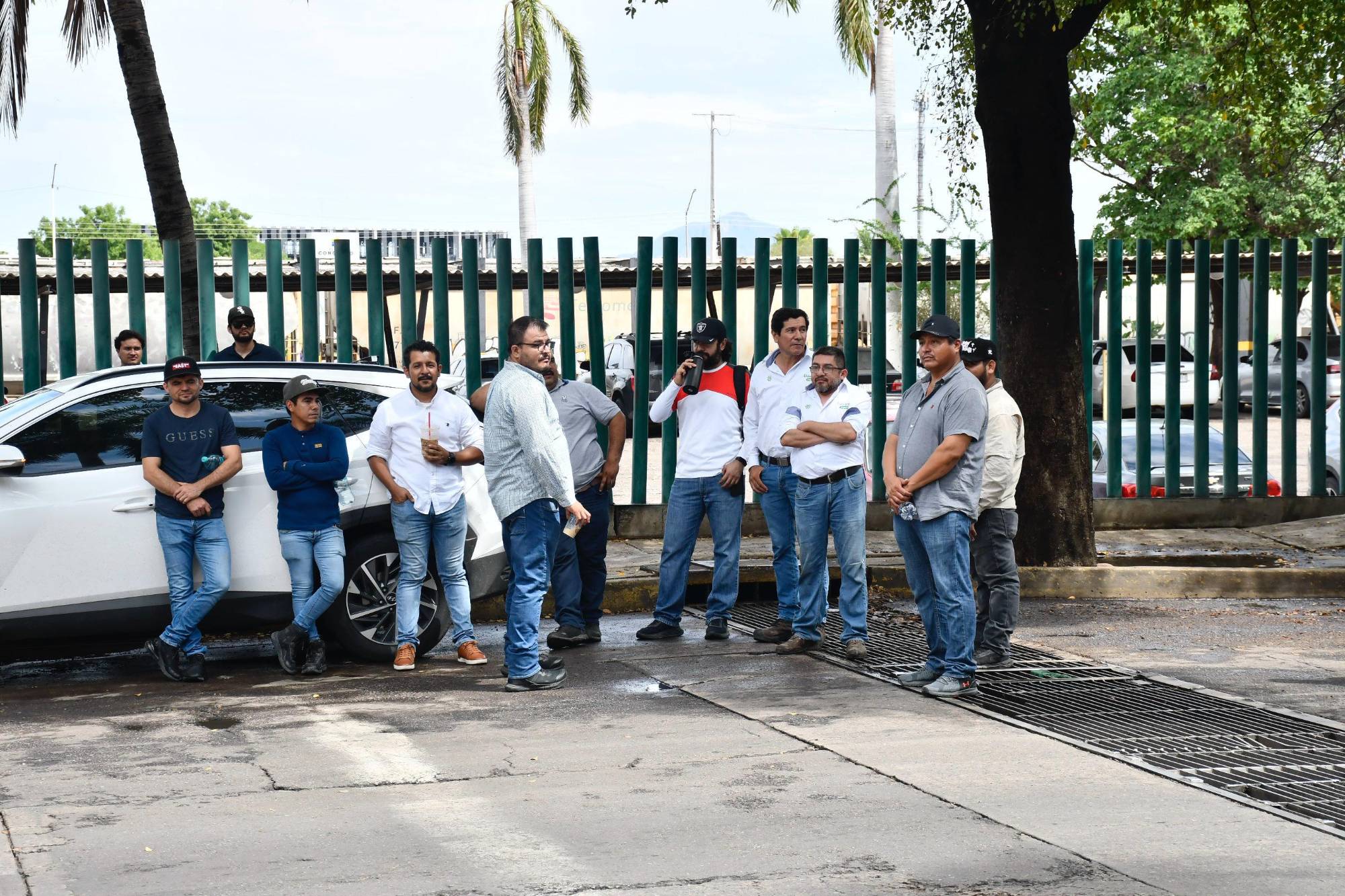 $!Productores bloquean Insurgentes, frente a Palacio de Gobierno de Sinaloa