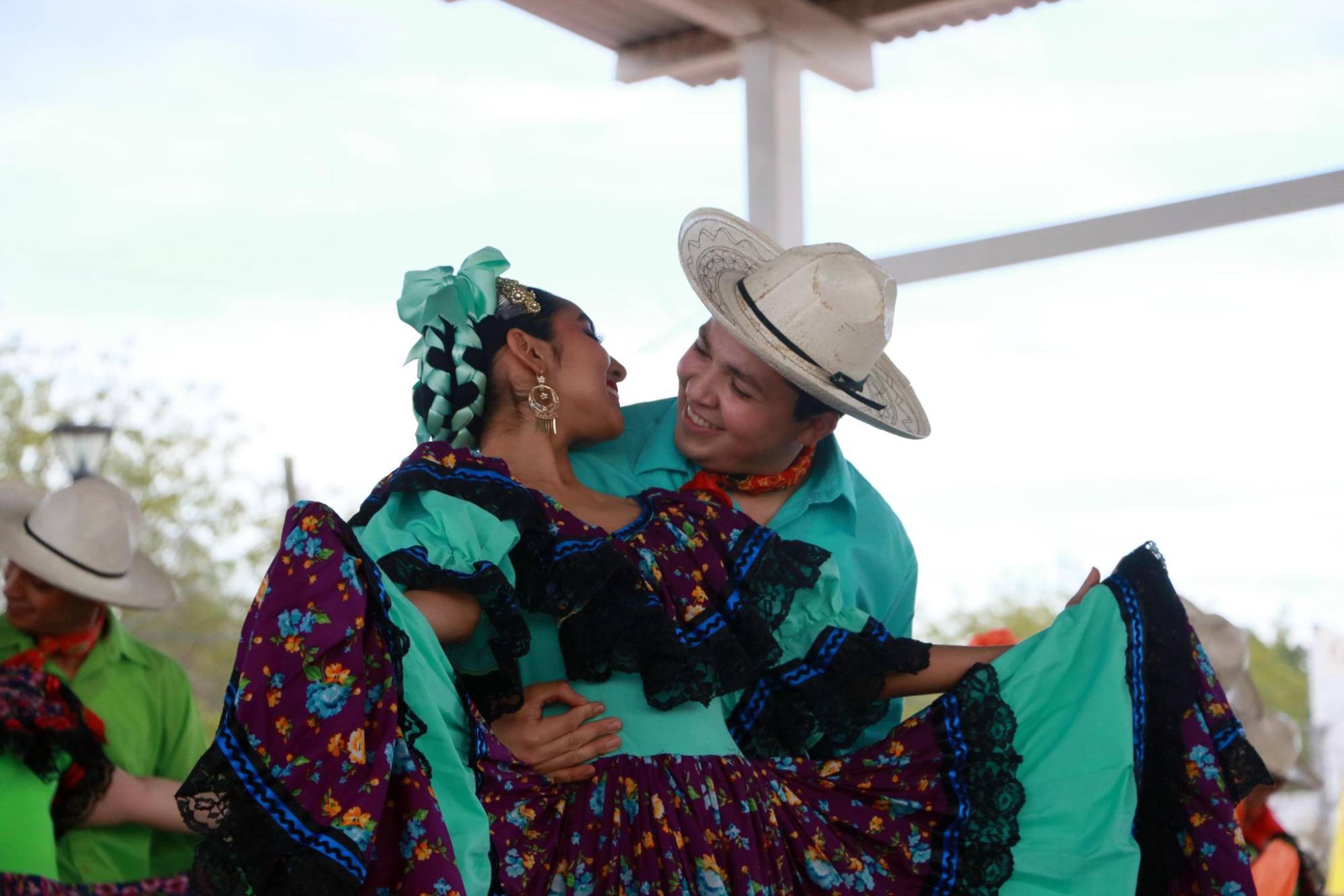 $!La agrupación folclórica compartió un alegre y festivo espectáculo de danza con música de tambora.