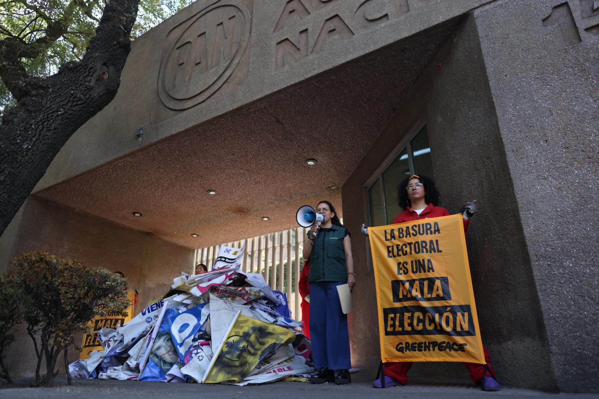 $!Greenpeace devuelve basura electoral a partidos políticos y demanda transparentar plan de reciclaje