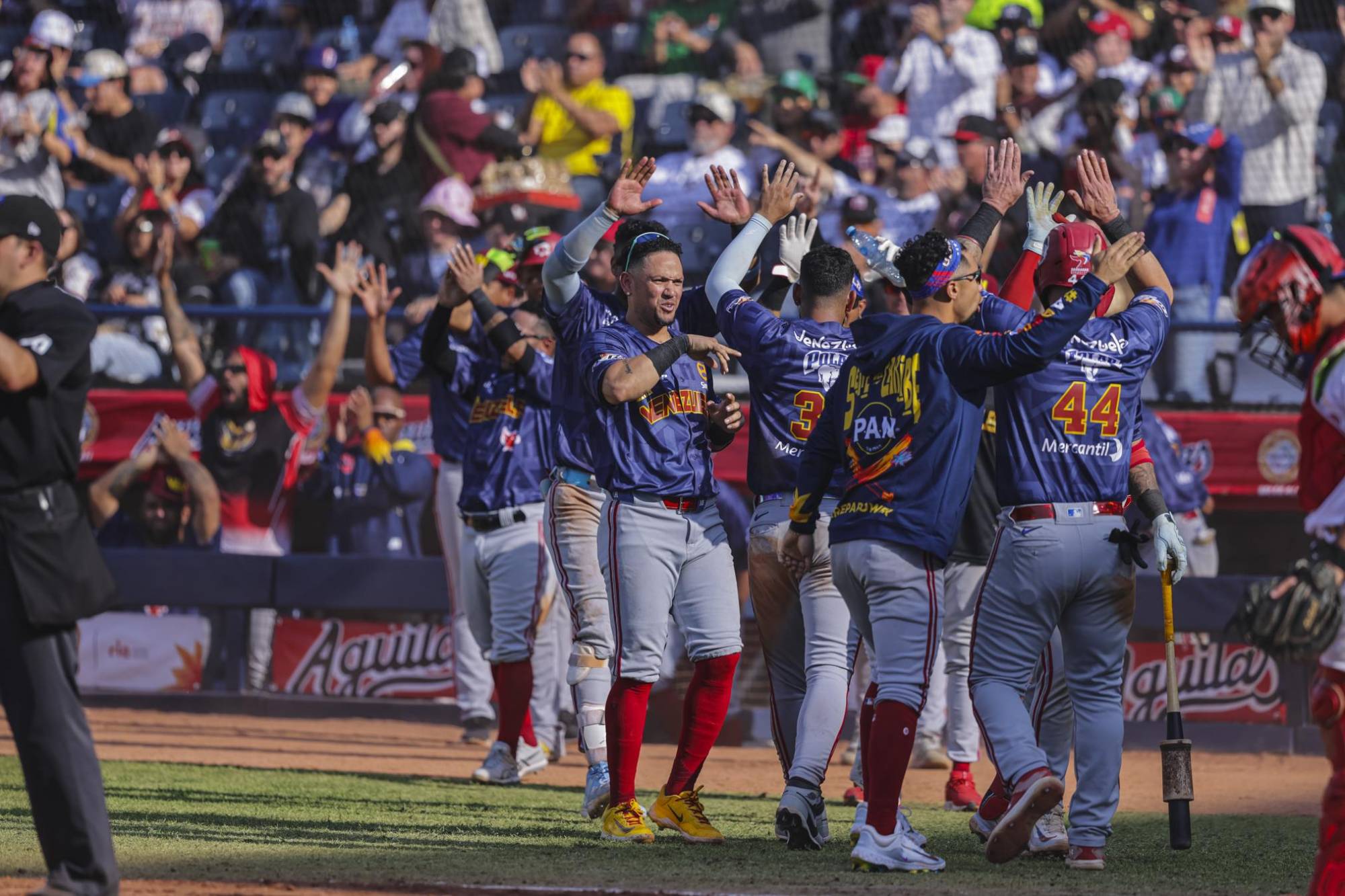 $!A fuerzas de batazos, Venezuela supera a Puerto Rico