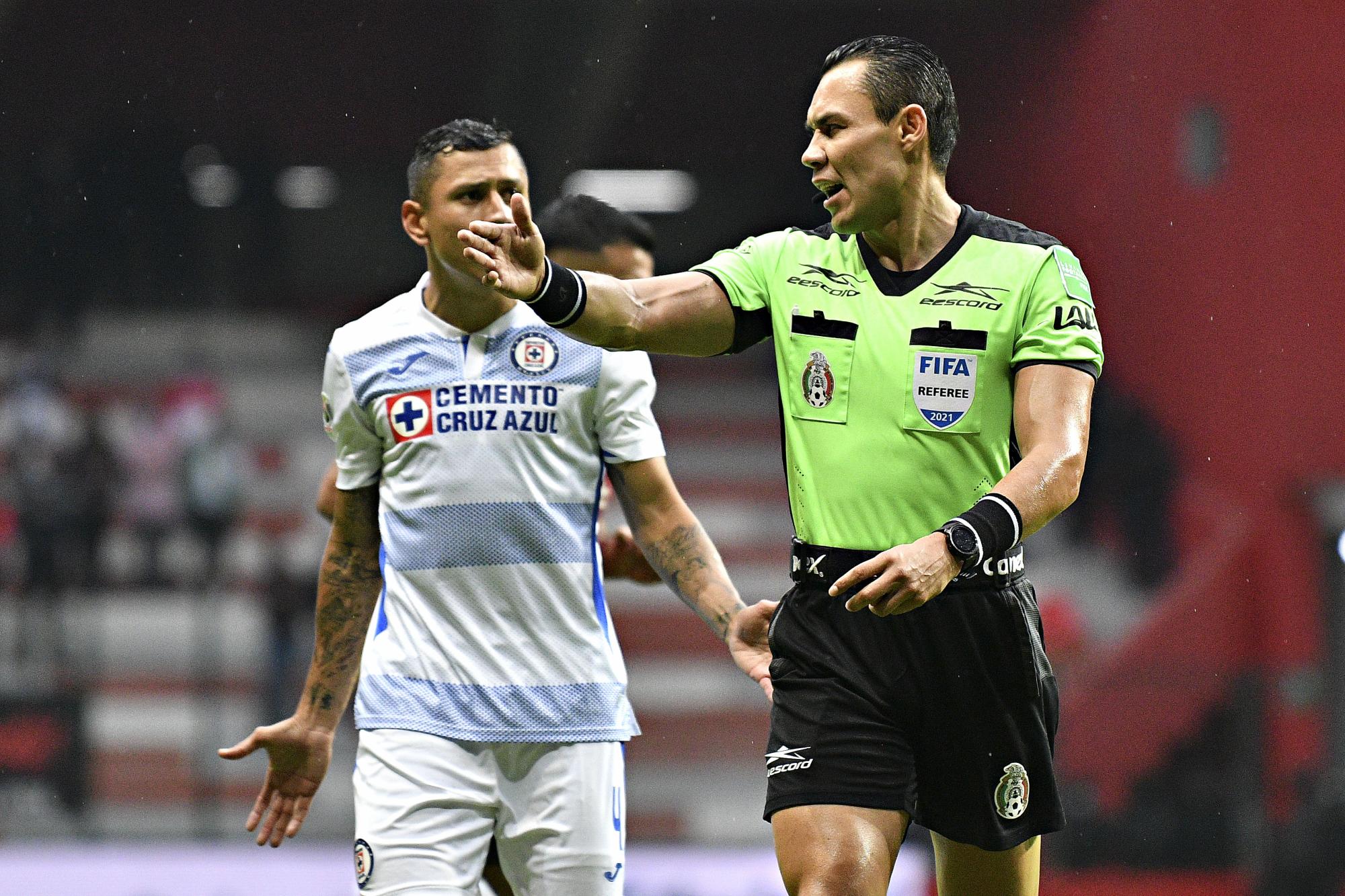 $!Con polémica arbitral, Toluca vence 2-1 al Cruz Azul en arranque de liguilla