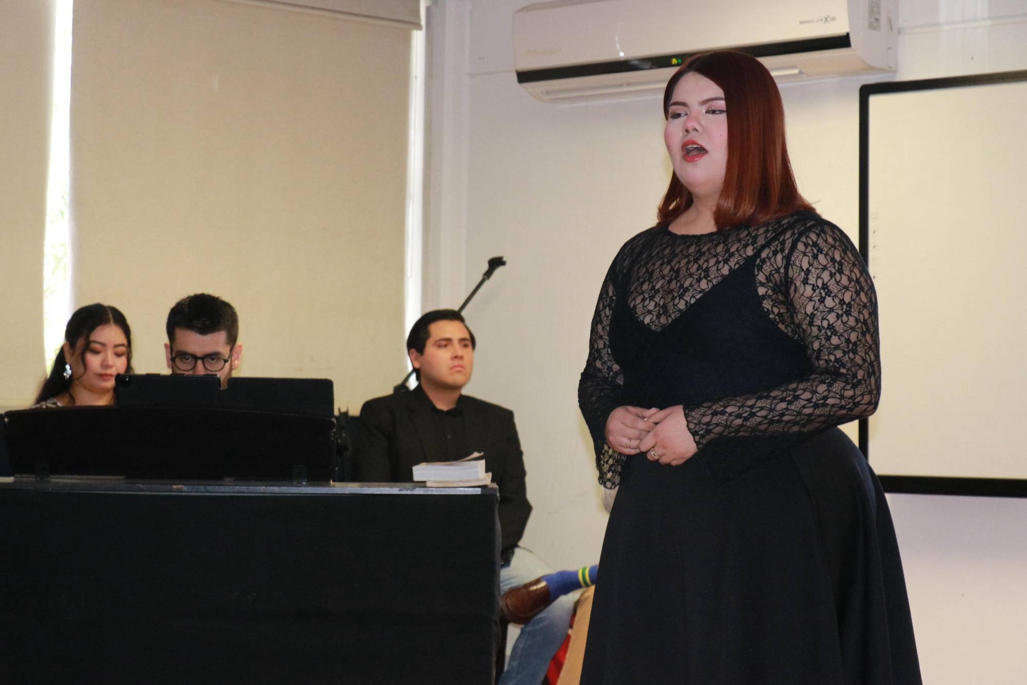 $!El auditorio escolar se transformó en un escenario teatral en el que interpretaron zarzuelas y arias de óperas.