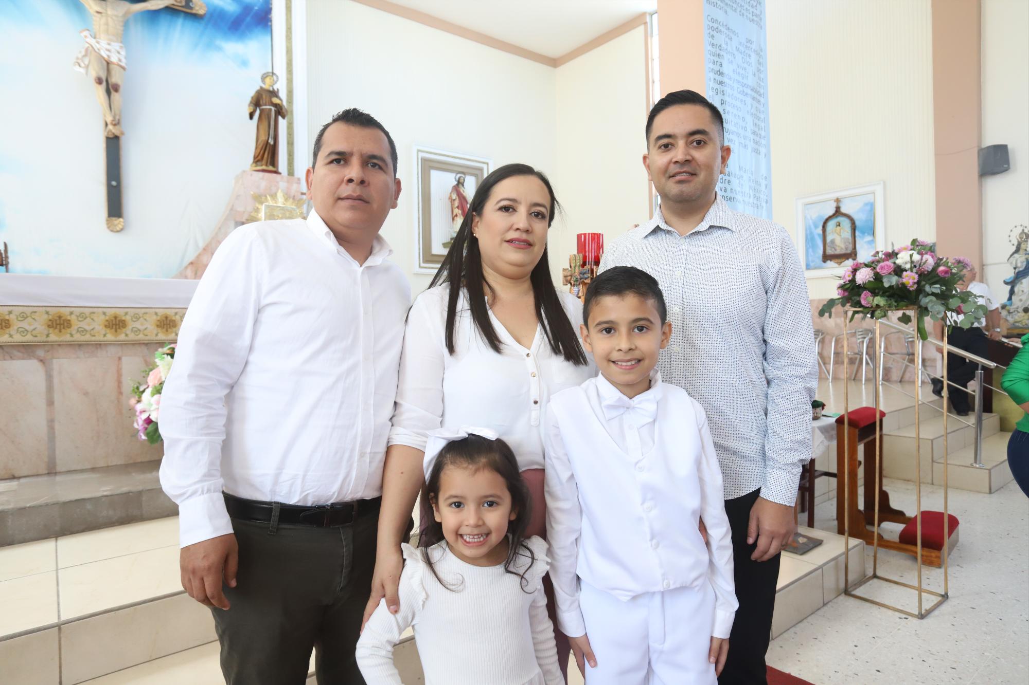 $!Luis Fernando Chávez Ríos entre Pedro Chávez, Flor Ríos, Lucio Avena y su hermanita Génesis Chávez.