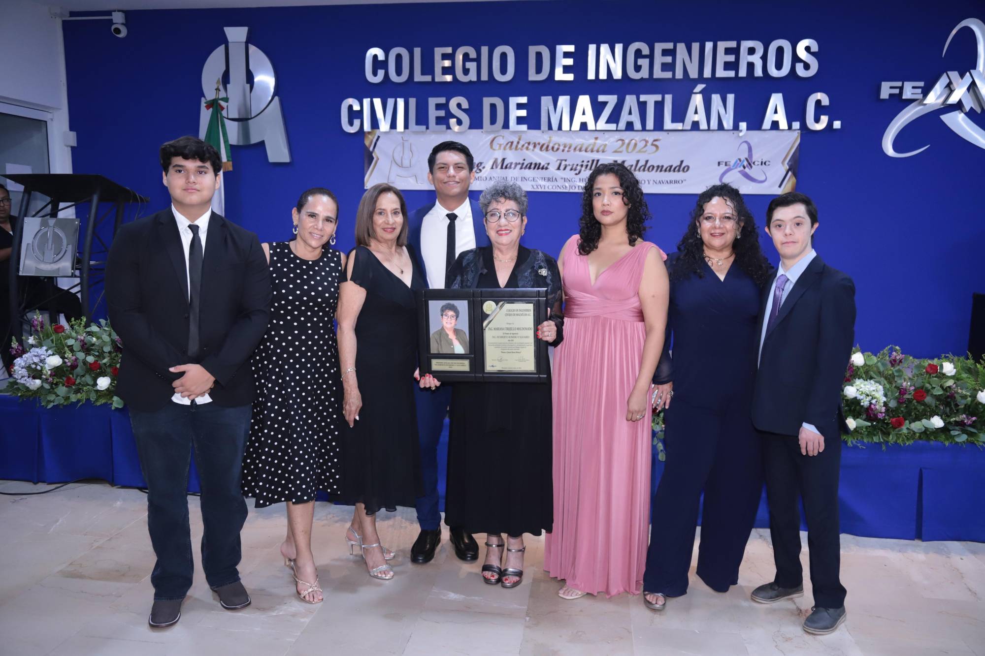 $!La homenajeada entre sus familiares, Dereck Acosta, Perla Peñaflor, Guadalupe Trujillo, Jorge Solares, Scarleth Solares, Dalia Peñaflor y Tonatiuh Bernal Peñaflor.