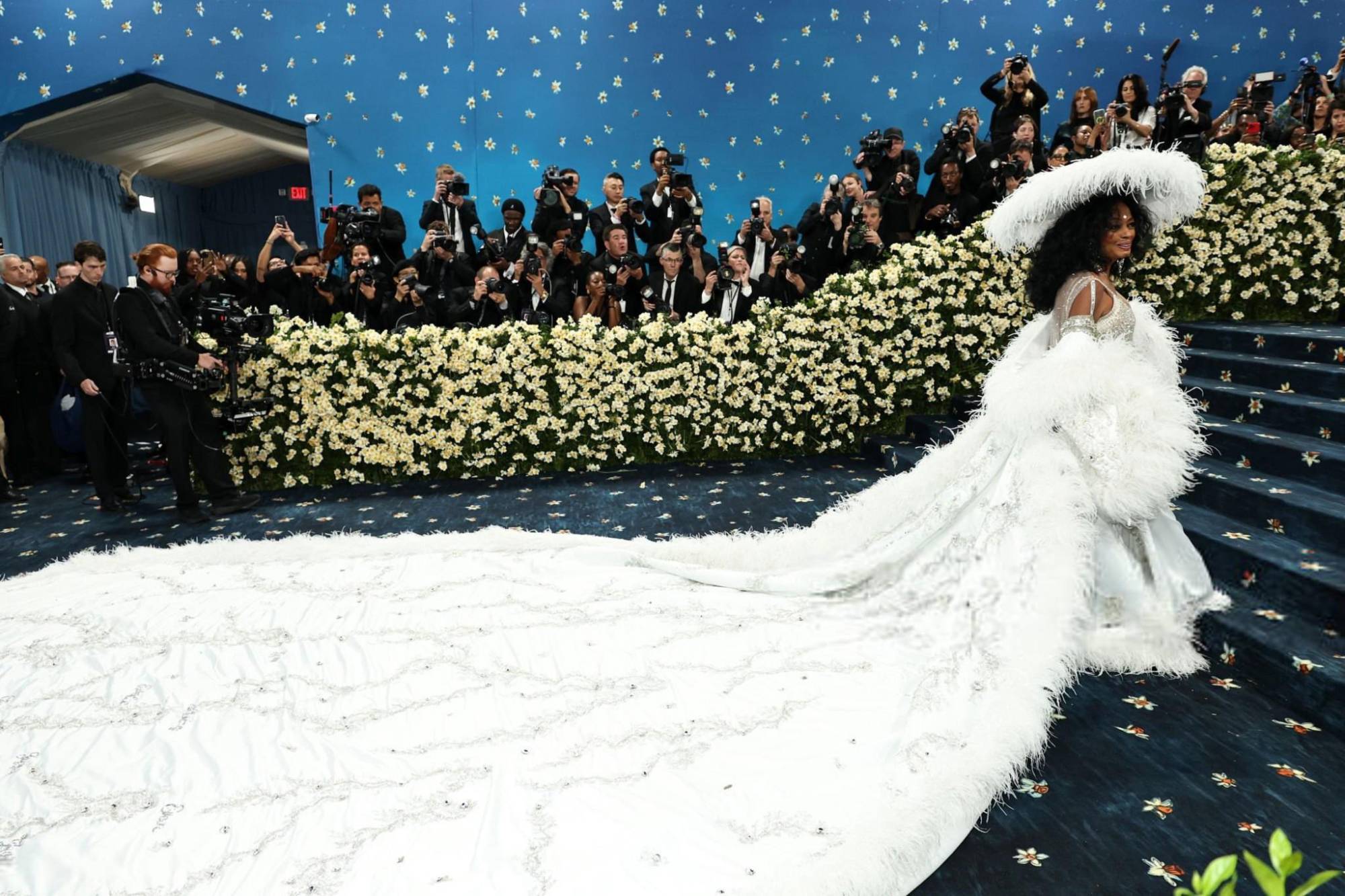 $!Diana Ross sorprende a los presentes con este diseño.