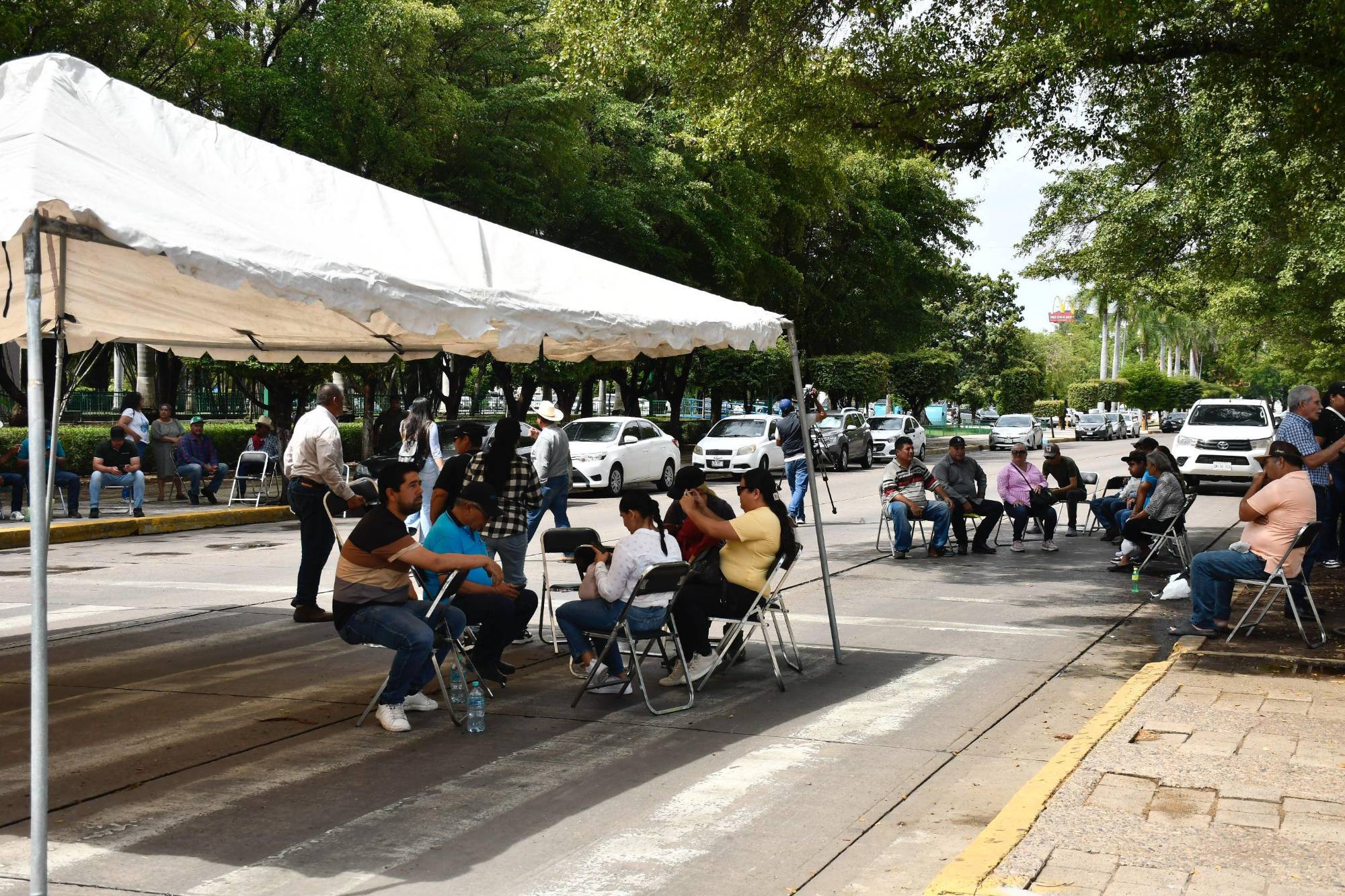$!Productores bloquean Insurgentes, frente a Palacio de Gobierno de Sinaloa