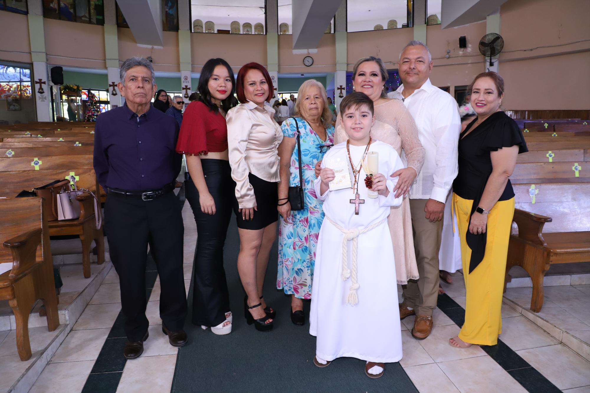 $!Omar Quintero Guerra entre sus familiares.