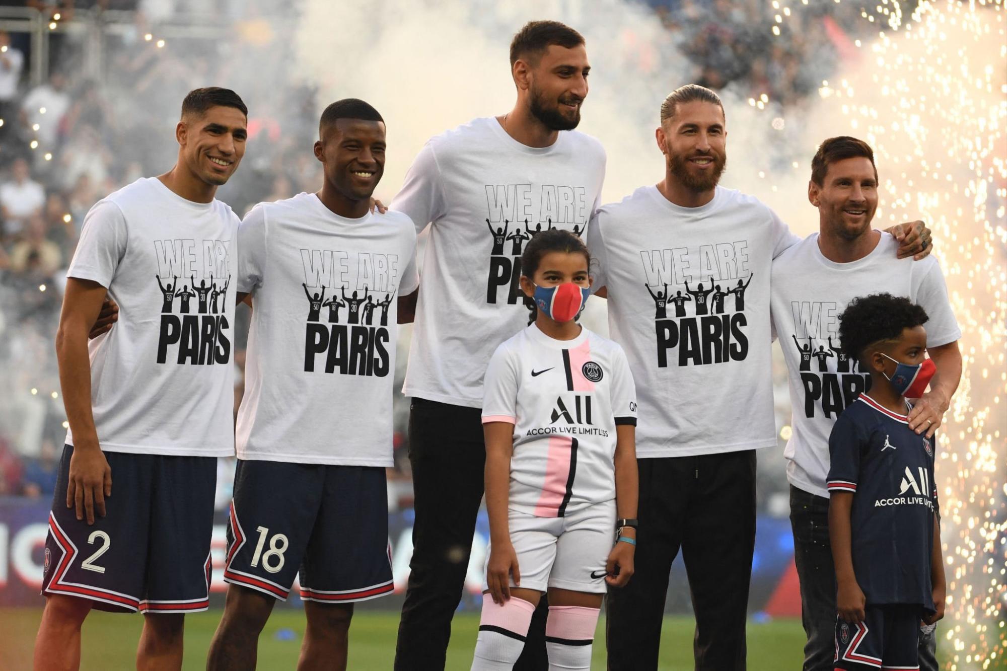 $!Messi tiene impresionante bienvenida de la afición en el Parque de los Príncipes