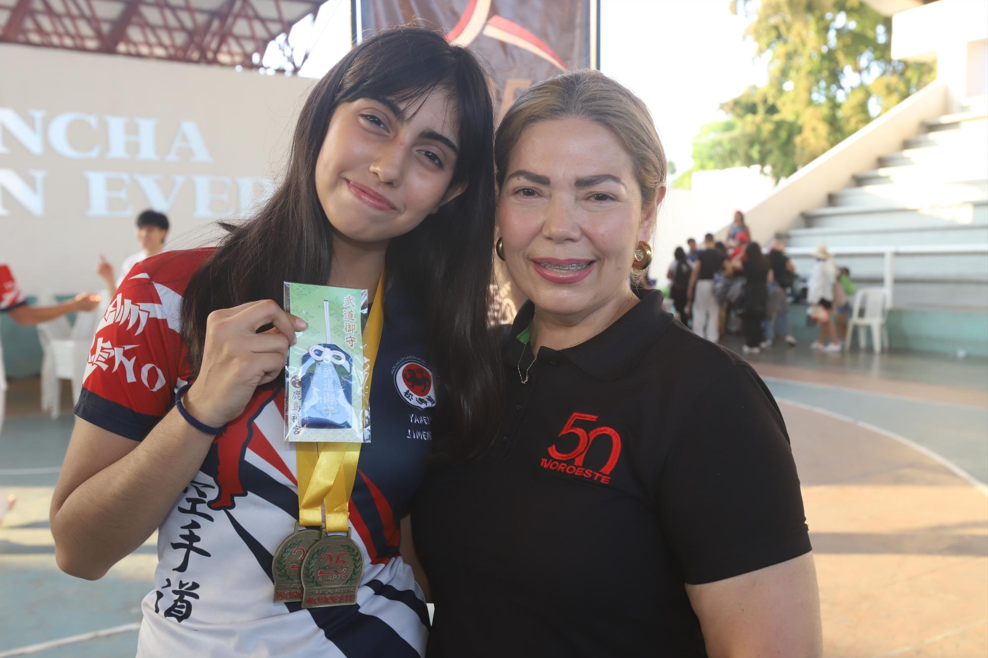 $!Elizabeth Peraza Mendoza otorgó a Sofía Serrano Jiménez el reconocimiento especial donado por Esperanza Kasuga Osaka.
