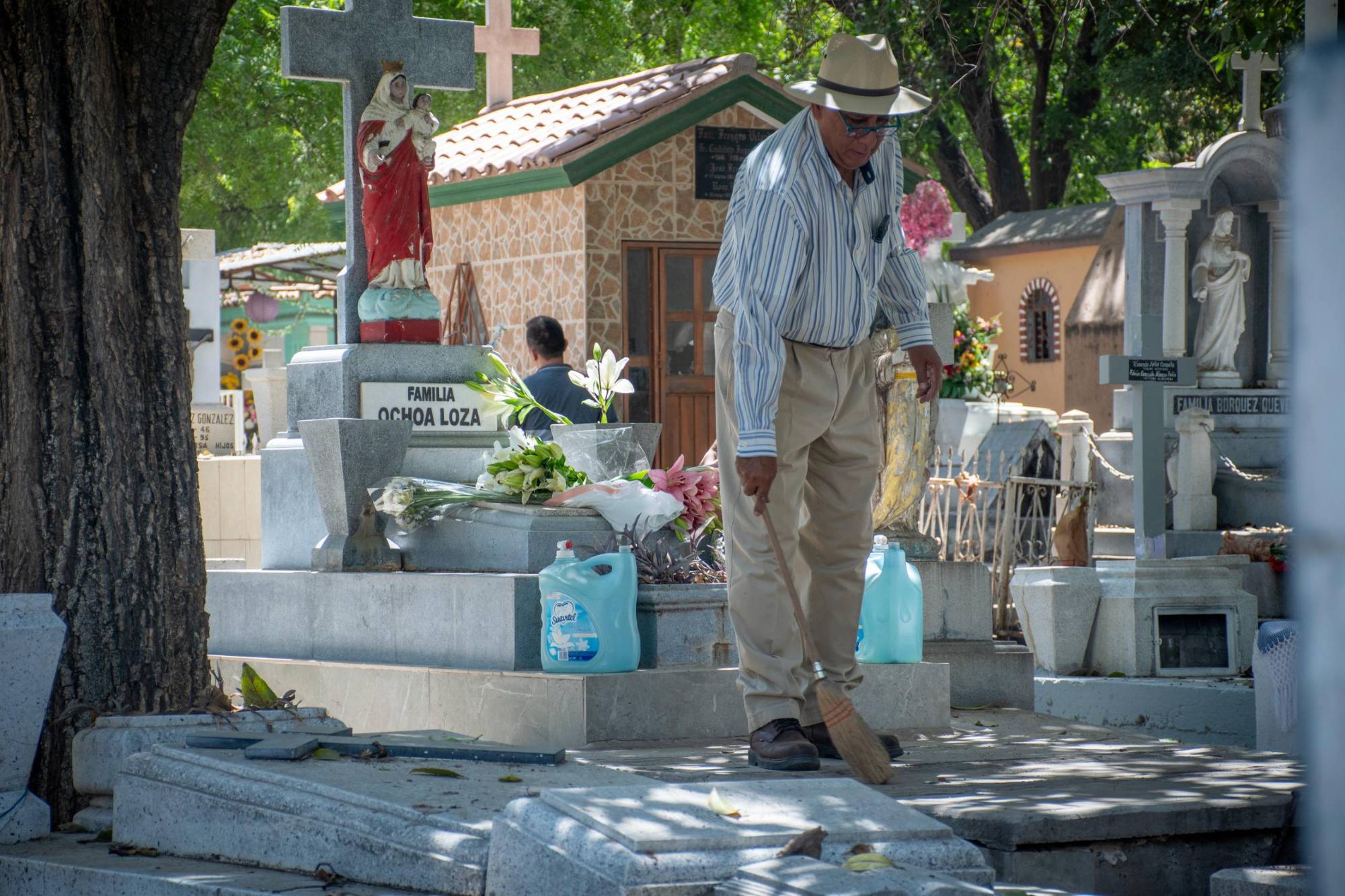 $!Registran gran afluencia de personas en los panteones de Culiacán este 10 de mayo