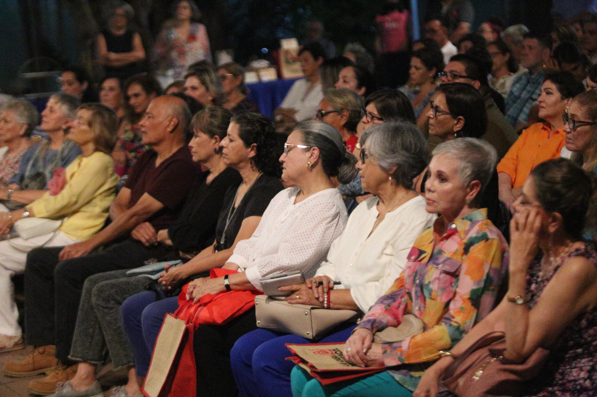 $!Integrantes de los clubes de lectura de Mazatlán estuvieron presentes esa tarde.