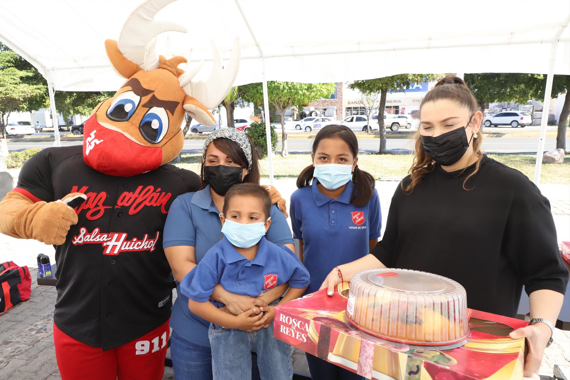 $!Venados de Mazatlán y Aeternus Funerales se convierten en Reyes Magos y brindan alegría