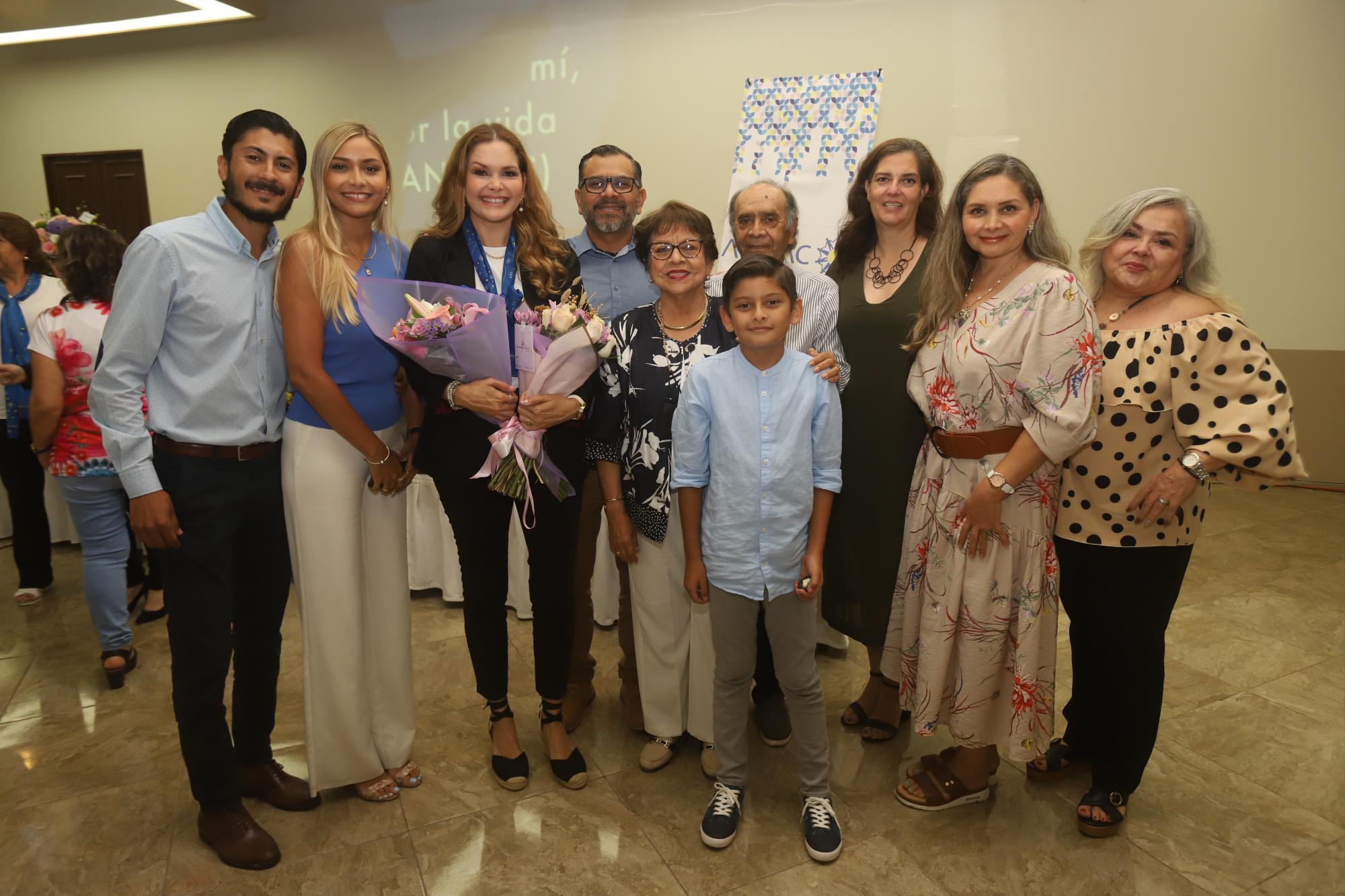 $!Imelda Morales de Chicuate con su familia que la acompañó esa especial mañana.
