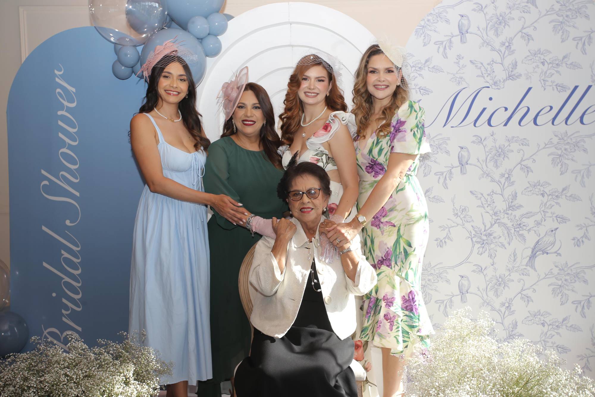 $!Isabel Gamboa de Chicuate entre su hija, Claudia Chicuate; sus nietas, Ámbar Marbella y Andrea Michelle Chicuate y su nuera, Imelda Morales de Chicuate.