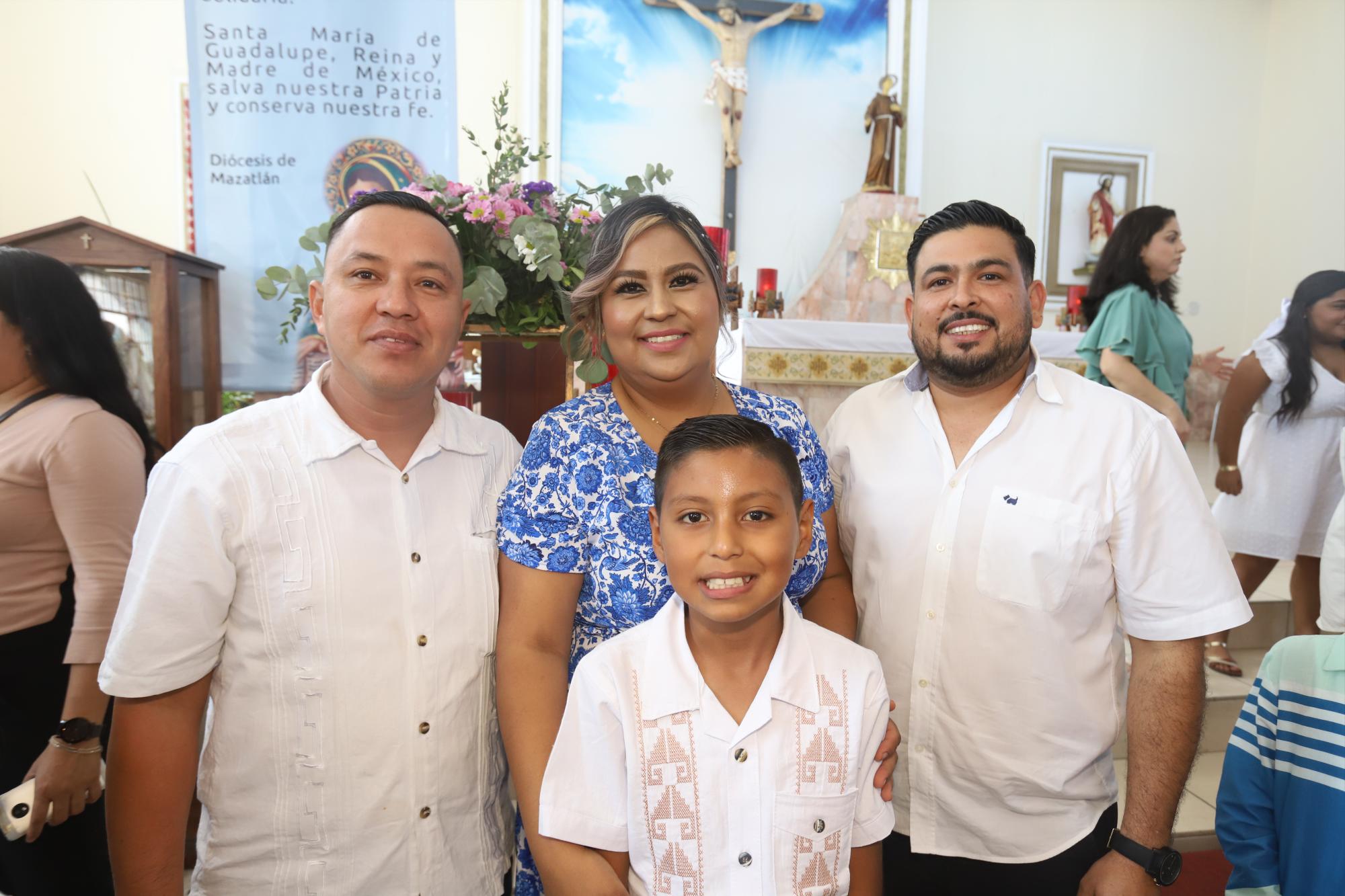 $!Ángel Fernando entre su padrino Diego Medrano, y sus padres Fabiola Sánchez y Fernando Zúñiga.