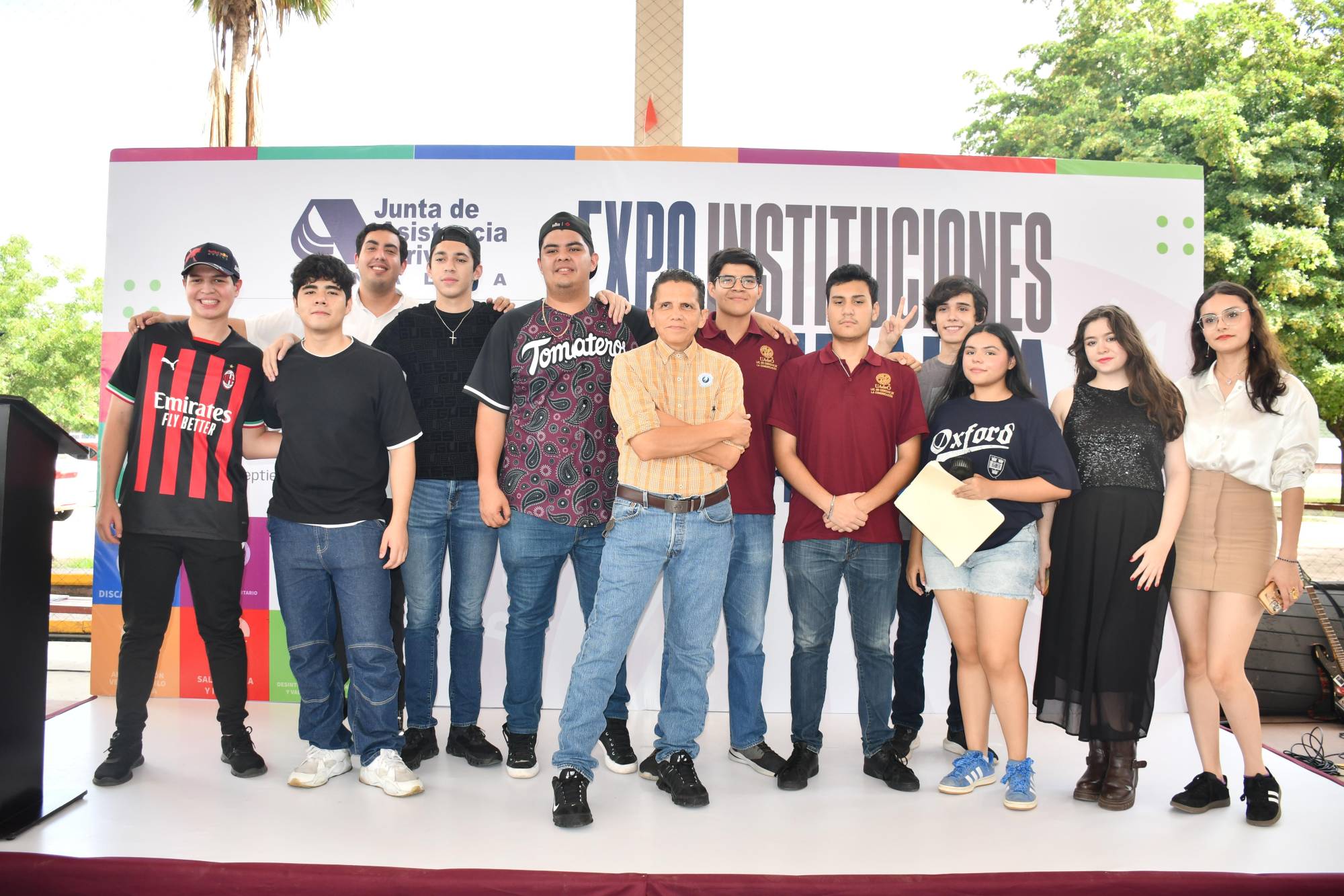 $!Alumnos de primer año de la carrera en Ciencias de la Comunicación posan junto a su maestro Luis Alfredo Rubio.
