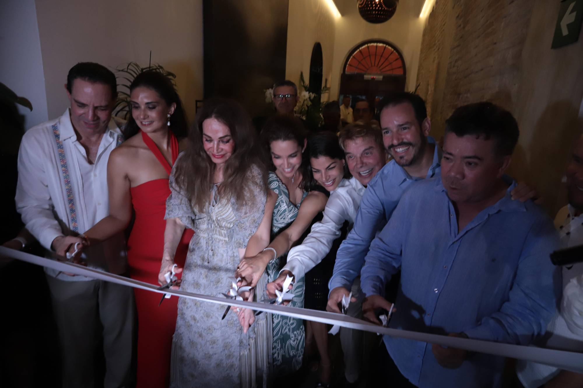 $!La familia Coppel e invitados especiales en el corte de listón.