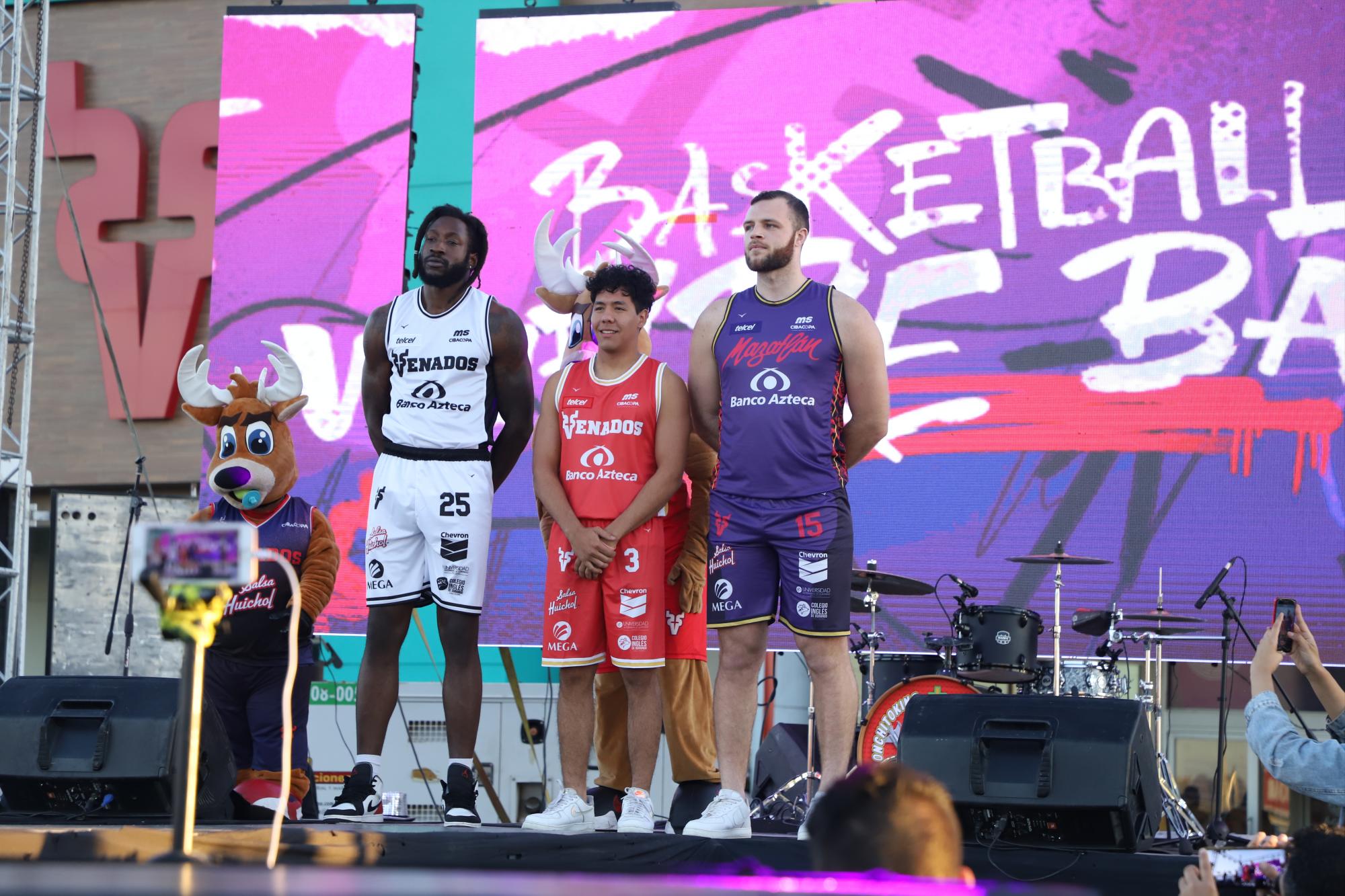 $!Jon Cathey-MacKlin, Francisco “Frank” Acosta y Vincent Boumann con los nuevos uniformes del equipo para esta temporada.
