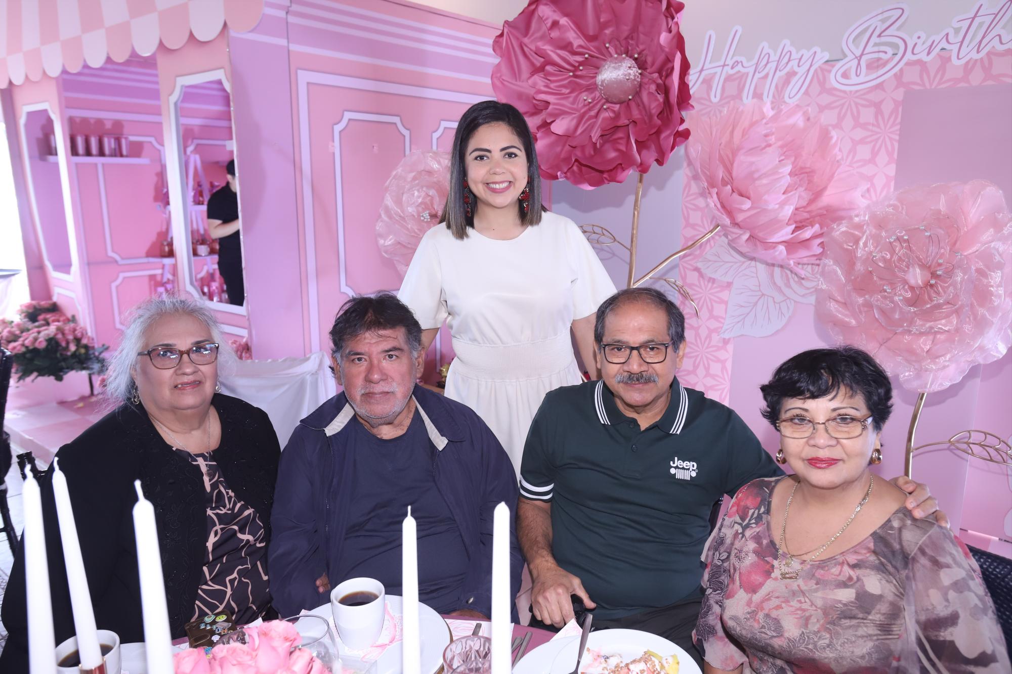 $!María José Salazar junto a Eloisa Peña de Seminario, Pedro Seminario, Guillermo Reyes y Teresita Moraila de Reyes.