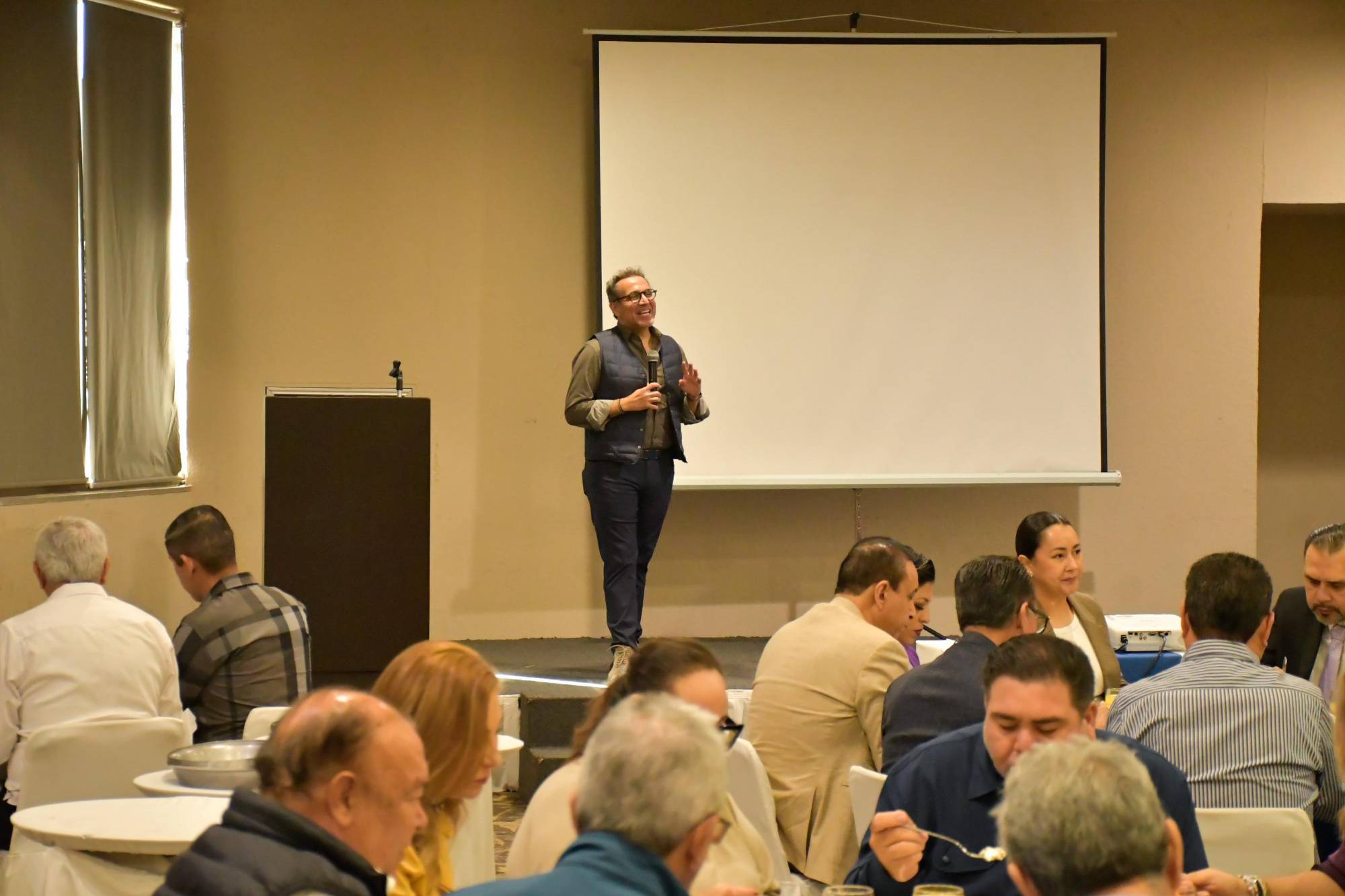 $!En tiempos de crisis hay que colaborar incluso con la competencia: Luis Osuna