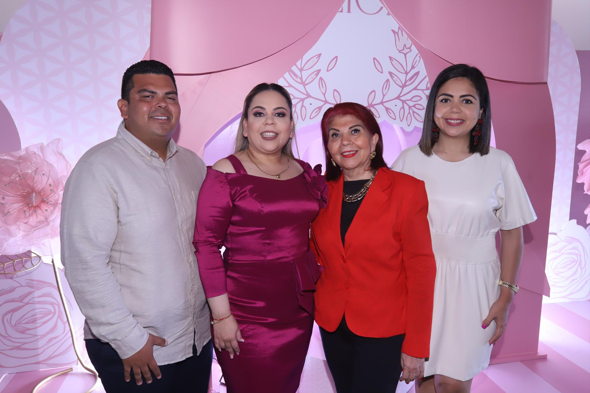 $!Carmen Alicia Salazar entre su mamá Carmelita Salazar, y sus hermanos, José Ramón y María José Salazar Reyes.