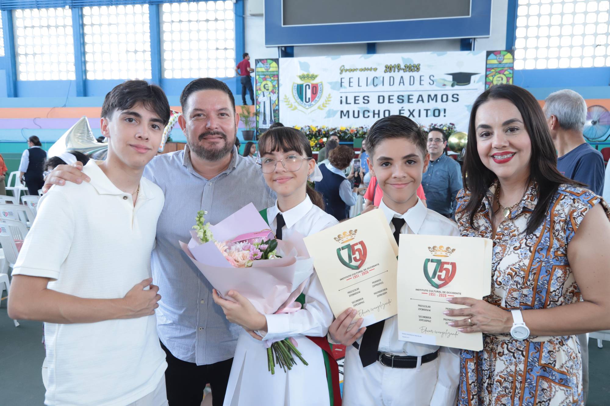 $!Angélica y Nicolás Togo Padilla, entre su hermano Omar, y sus papás Omar Togo y Angélica Padilla.