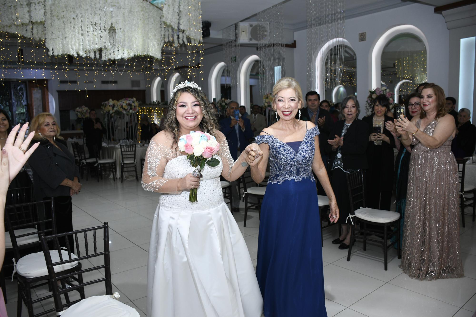 $!La novia es acompañada por su madre Rosy Ortiz para ser entregada al novio.