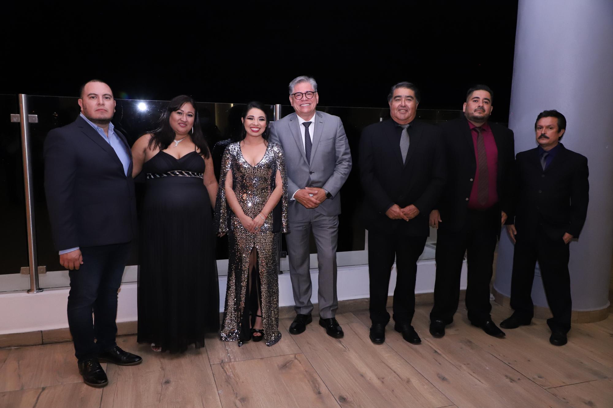 $!Héctor Samuel Torres entre los integrantes de la nueva mesa directiva, Octavio Pardo, Beatriz Ríos, Adriana Berenice Morales, Arturo Henderson, Óscar Iván Rodríguez y Federico Zataráin.