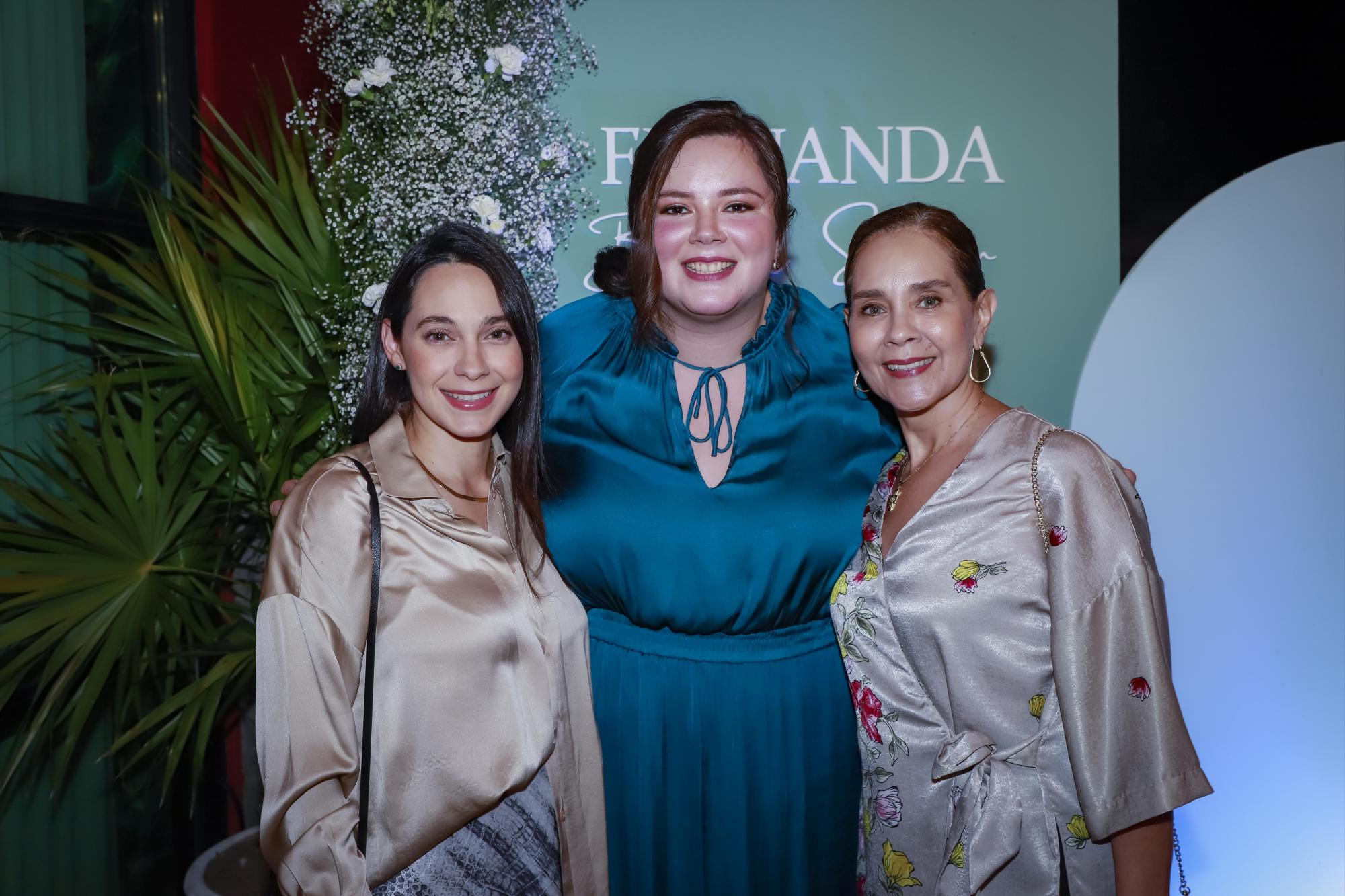 $!Elena Castro y Margarita Guerrero con la festejada.