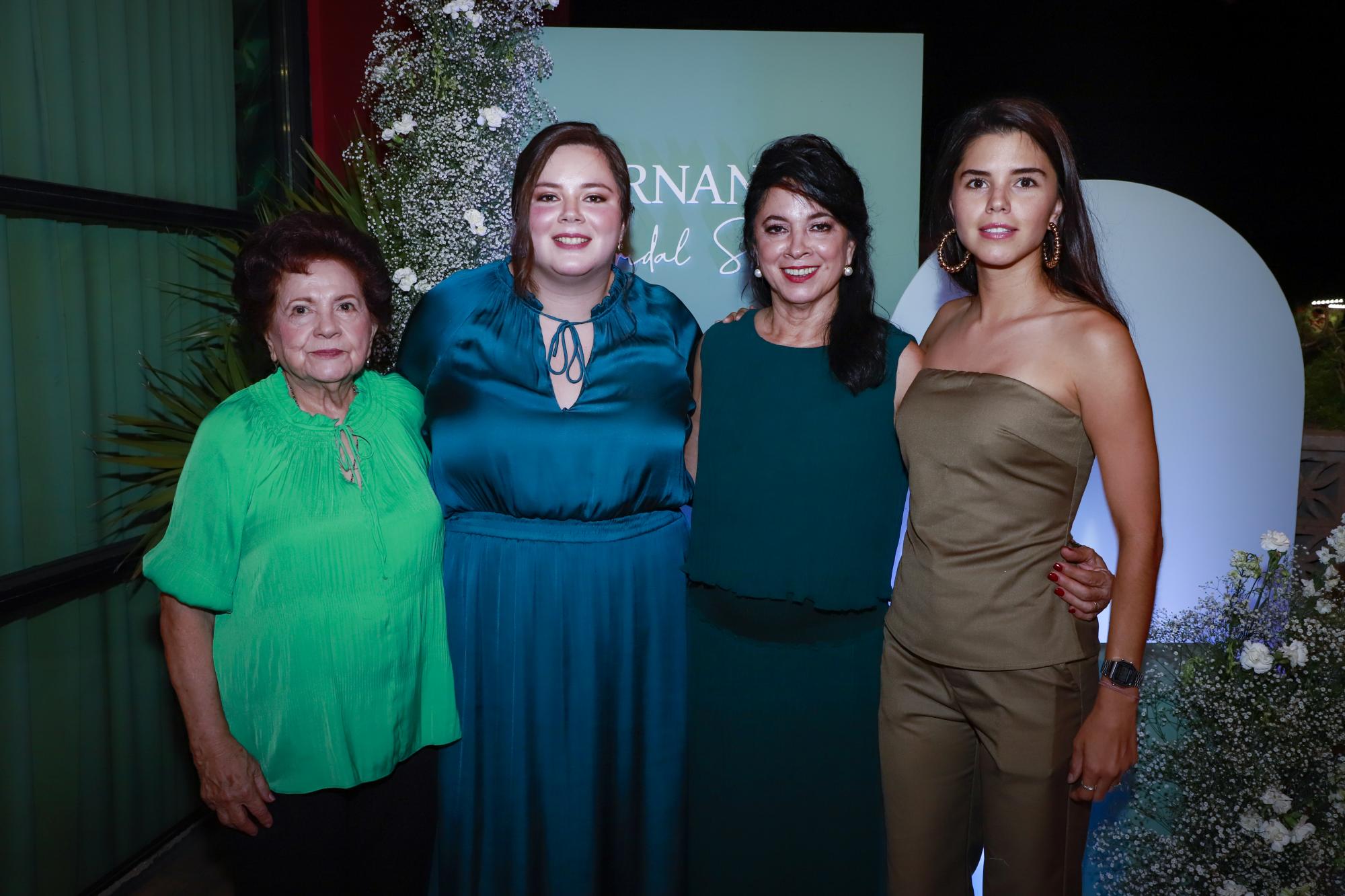 $!La novia junto a su abuela Teresa de Acha, su mamá Mely Pérez de Acha y su hermana Carmen María Clouthier Pérez.