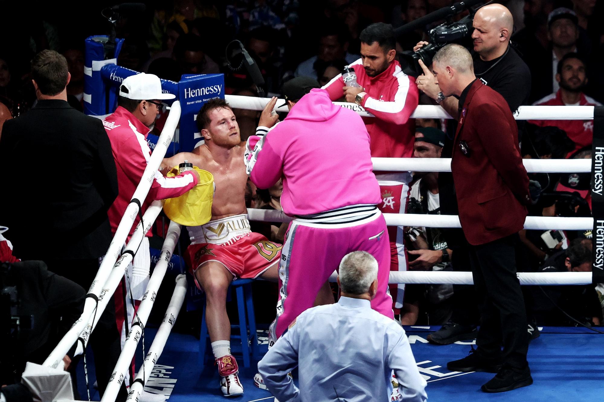 $!Canelo Álvarez es exhibido por Dmitry Bivol; pierde por decisión unánime