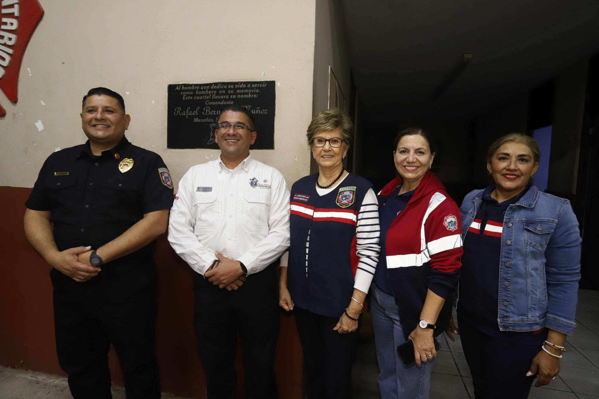 $!Saúl Robles, Eloy Ruiz, Lourdes Magallón, Lida Zúñiga y Adriana Landey, fueron los integrantes de las autoridades que entregaron los certificados a los graduados.