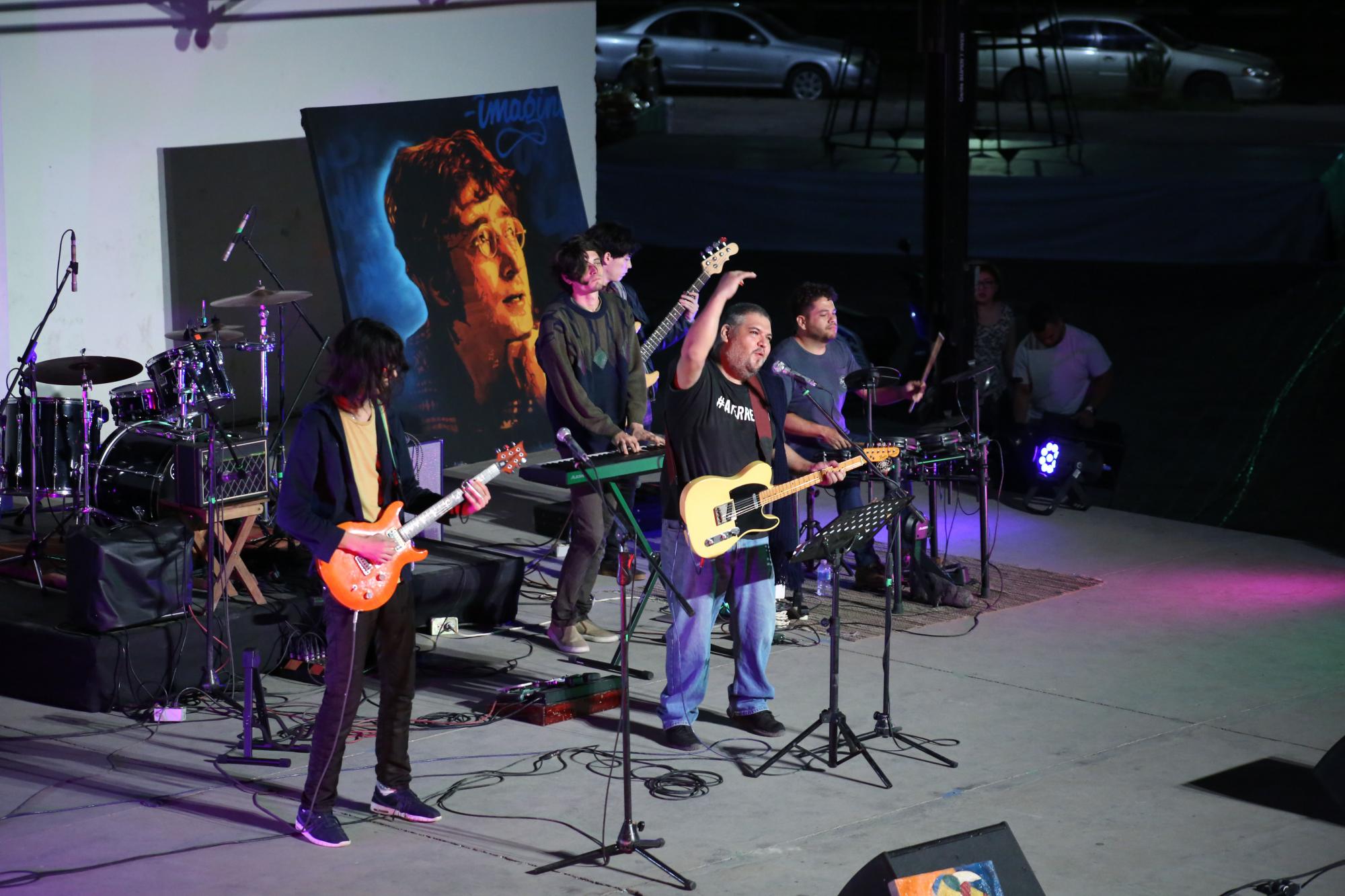 $!Entre pinturas, teatro y música, rinden tributo a John Lennon