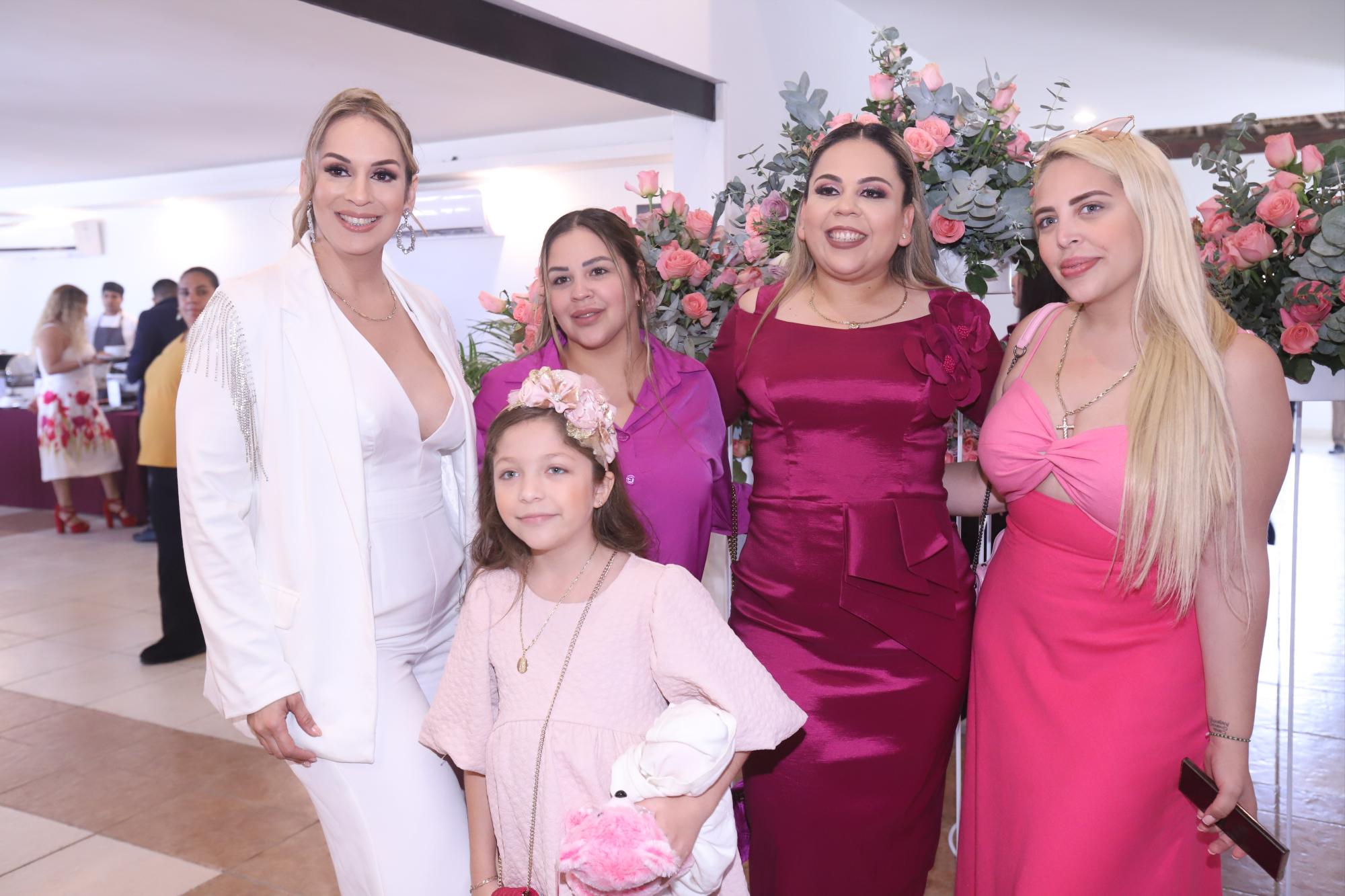 $!La cumpleañera entre Fátima del Río, Karelby Berenice Vázquez, Tania Miranda, y Givanna Miranda, esta última Reina de la Poesía del Carnaval 2024.